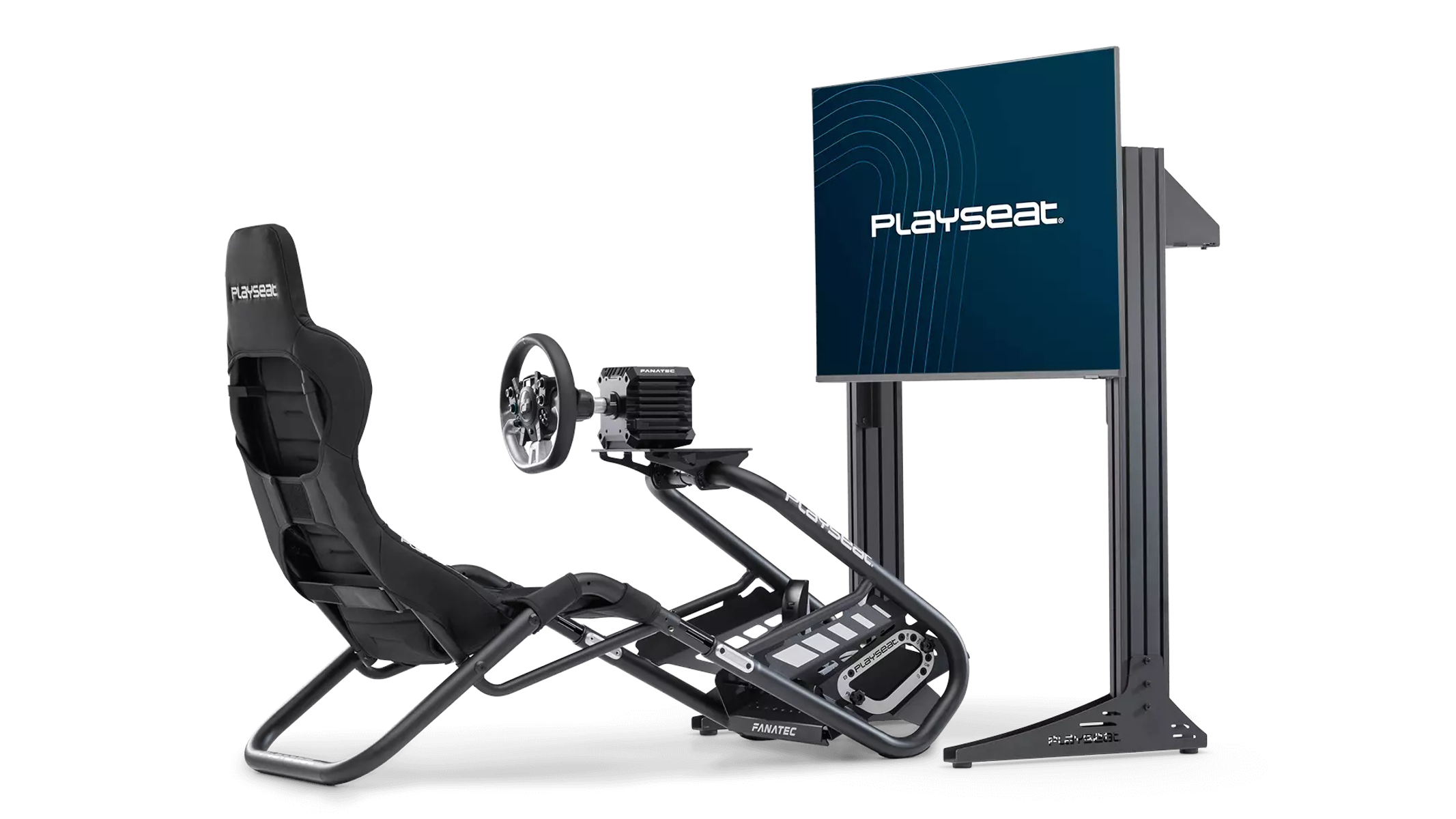 Konfiguracja symulatora wyścigowego. Obejmuje czarny fotel wyścigowy, kierownicę i ekran z logo Playseat.