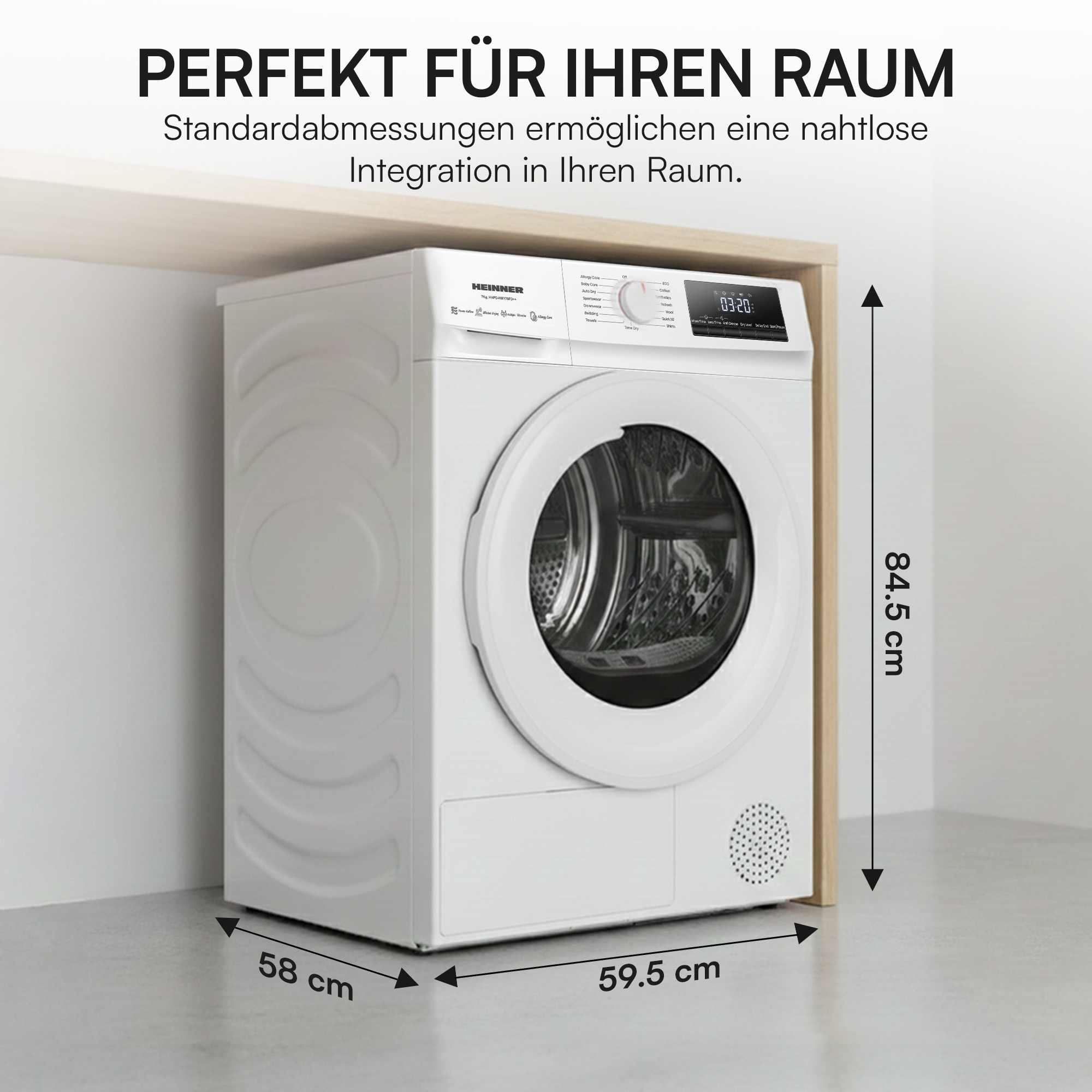 Ein weißer Trockner mit Größenangaben. Der Trockner steht unter einem Holzregal.