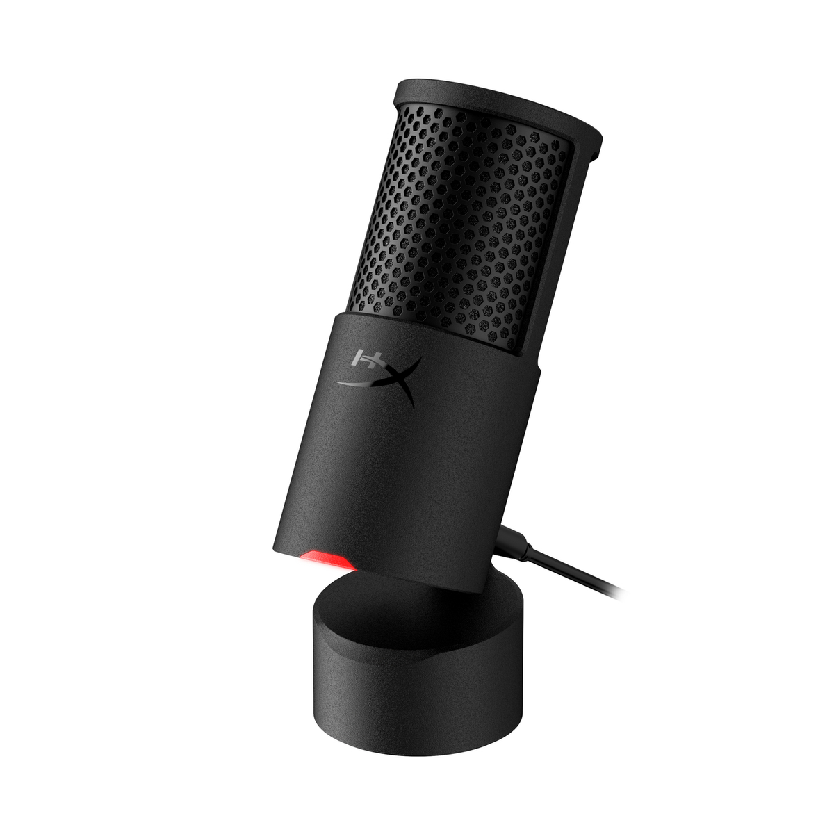 Un microfono HyperX nero su un supporto, leggermente angolato. Ha una parte superiore a rete, una luce rossa e un cavo collegato. Sfondo bianco.
