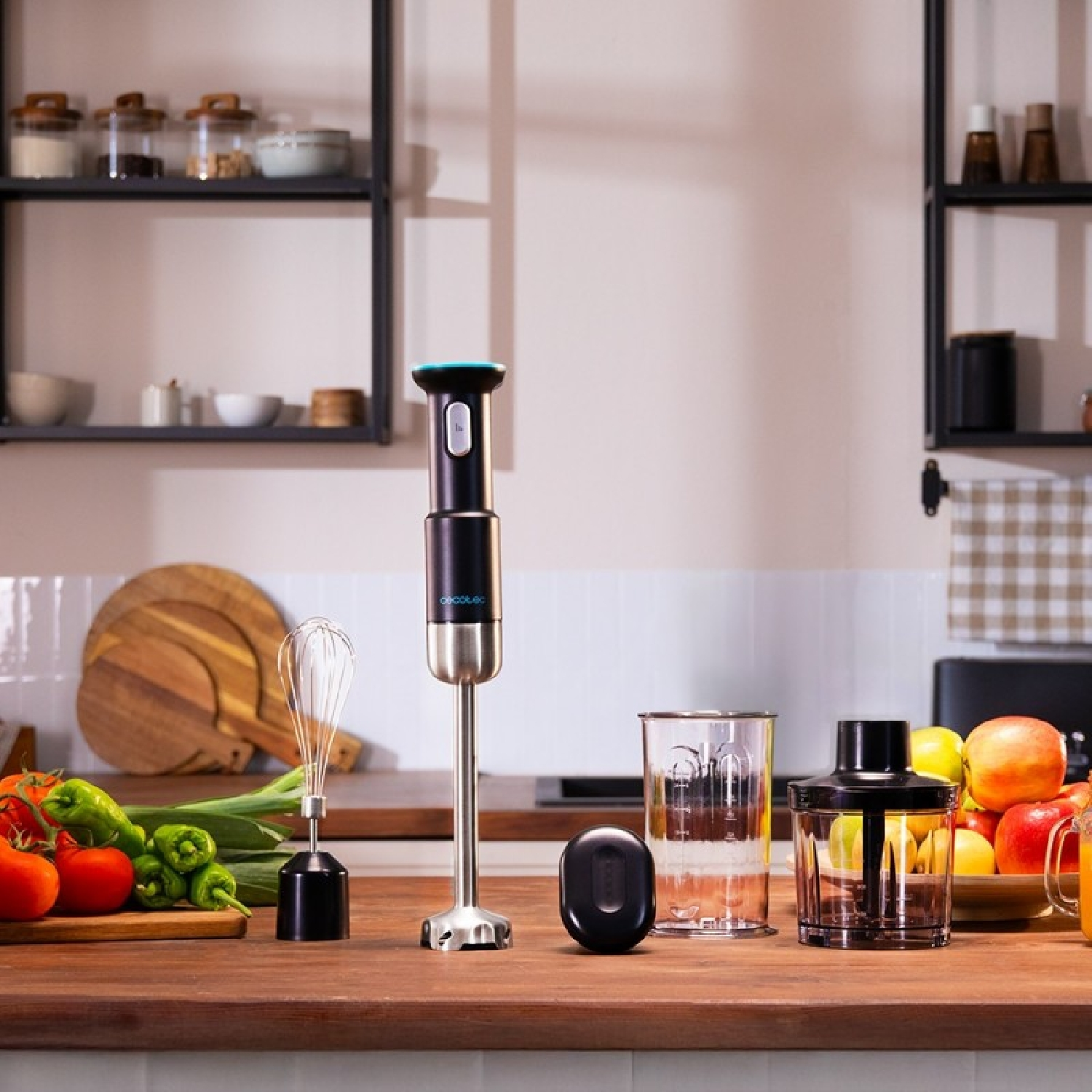 Scena di cucina con frullatore, verdure e frutta su un piano di lavoro in legno. Mensole e utensili da cucina sullo sfondo.