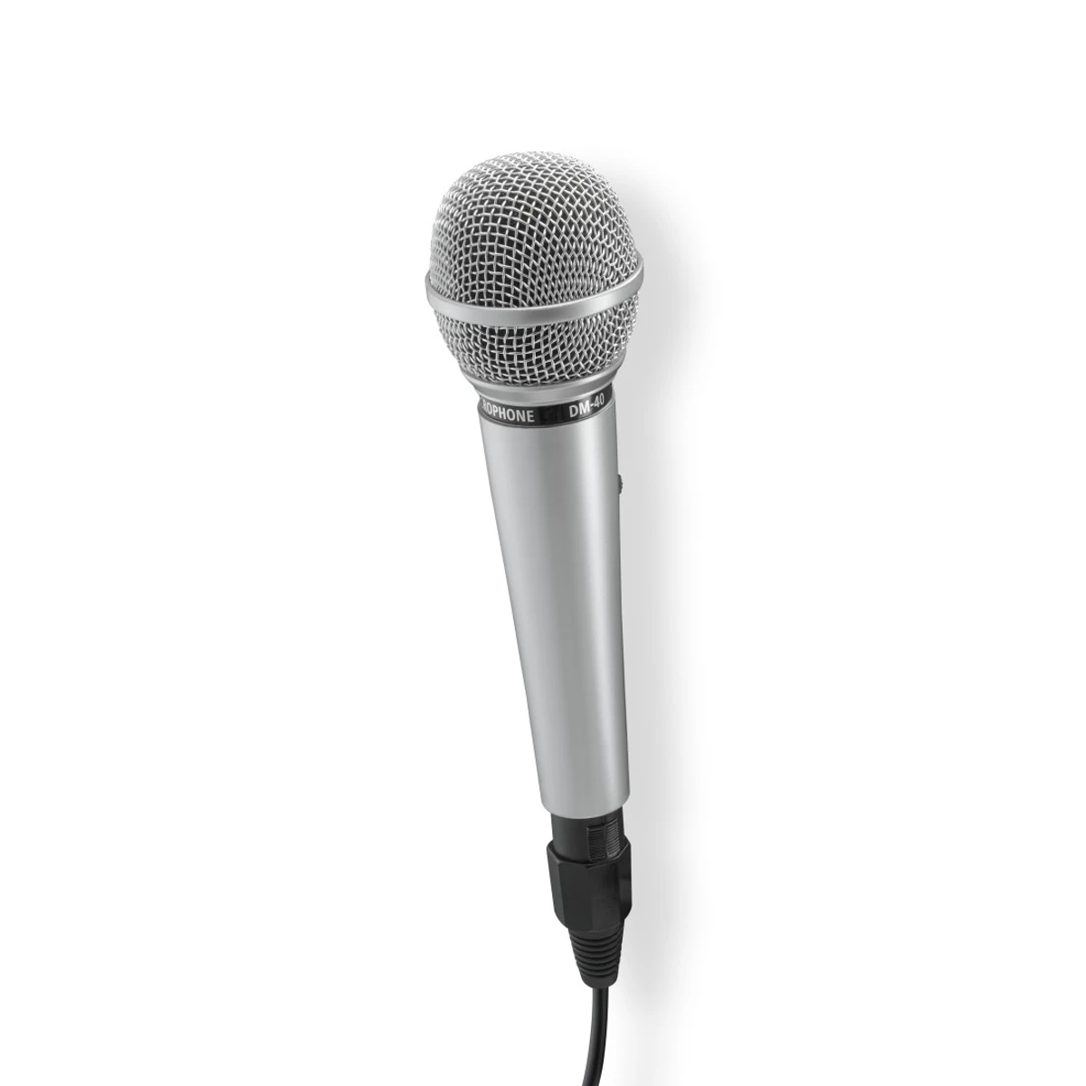 Un microfono argentato con una testa a rete e un cavo nero è su sfondo bianco. Il microfono è etichettato DM-40.