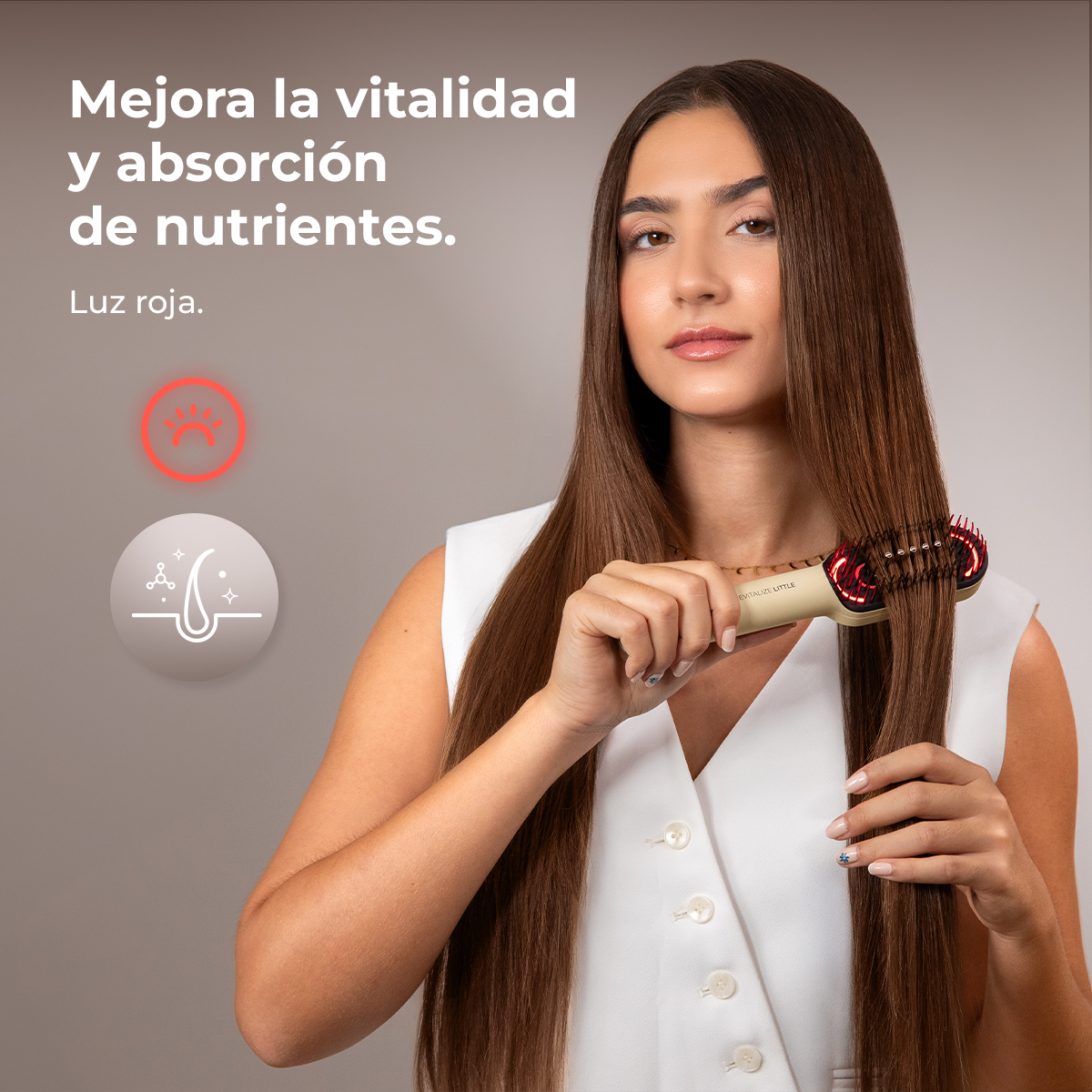 Una mujer con cabello largo castaño sostiene un cepillo con luces rojas. El texto dice 'Mejora la vitalidad y la absorción de nutrientes'. Luz roja mostrada.