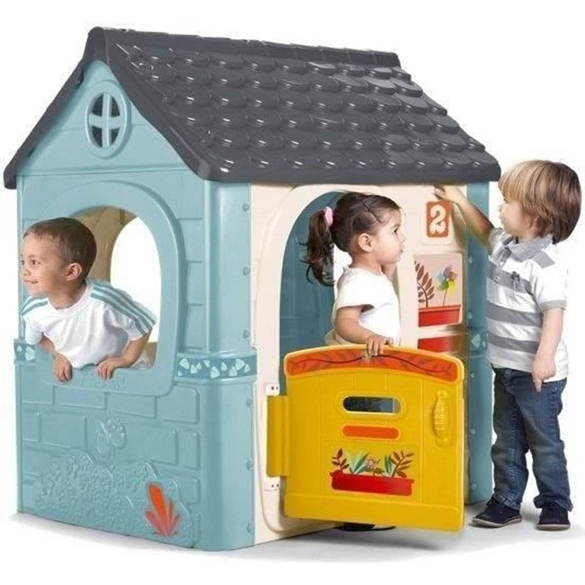 Drei Kinder spielen in einem blau-grauen Spielhaus. Eines schaut aus einem Fenster, zwei stehen an einer gelben Tür.