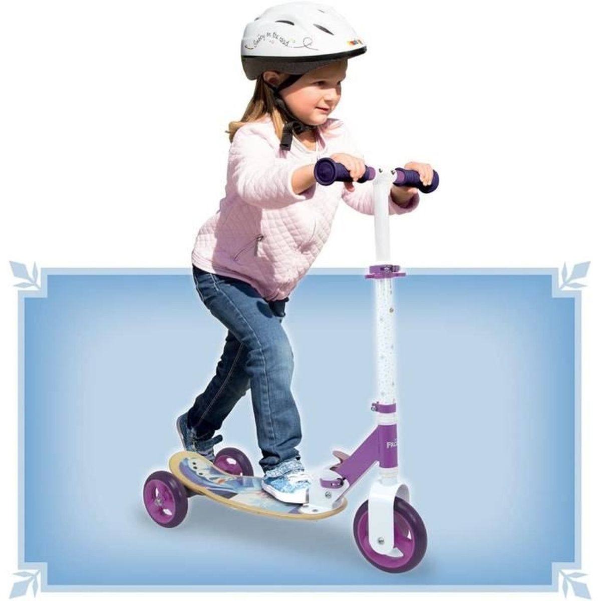 Ein Mädchen mit Helm fährt einen lila Roller. Der Roller steht auf blauem Grund. Das Mädchen trägt eine rosa Jacke und Jeans.