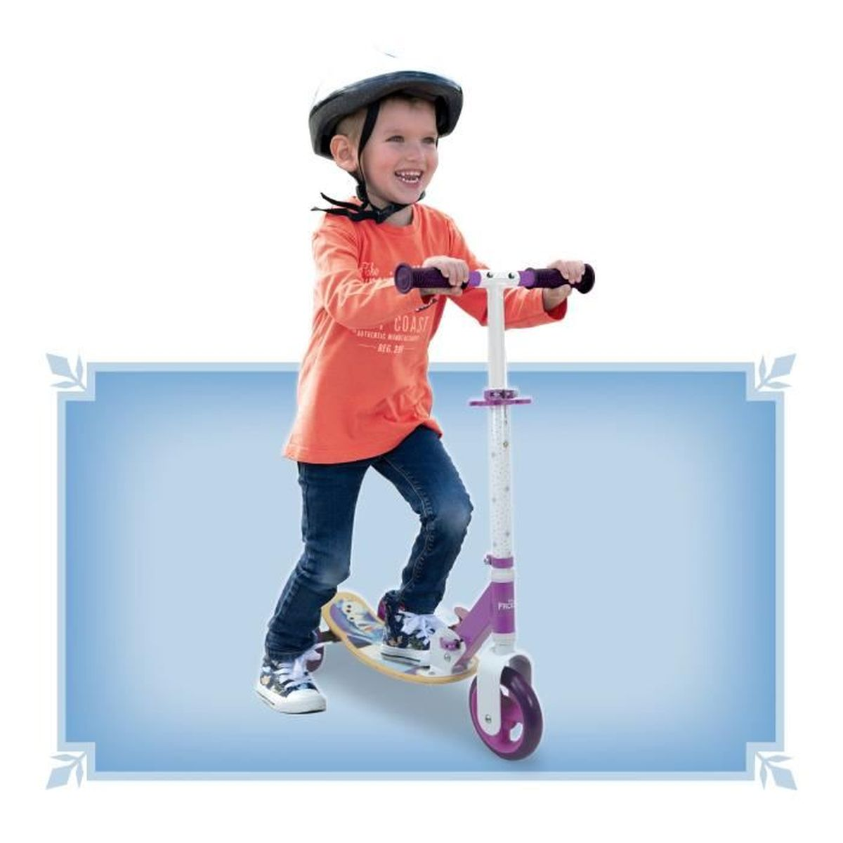 Ein Kind mit Helm fährt einen lila-weißen Roller. Es trägt ein orangefarbenes Hemd und Jeans. Das Kind lächelt.