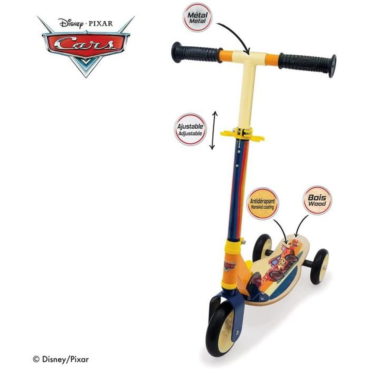 Ein Pixar Cars-Roller auf weißem Grund. Er hat drei Räder, Metallteile und eine Holzbasis mit einem Autodesign.