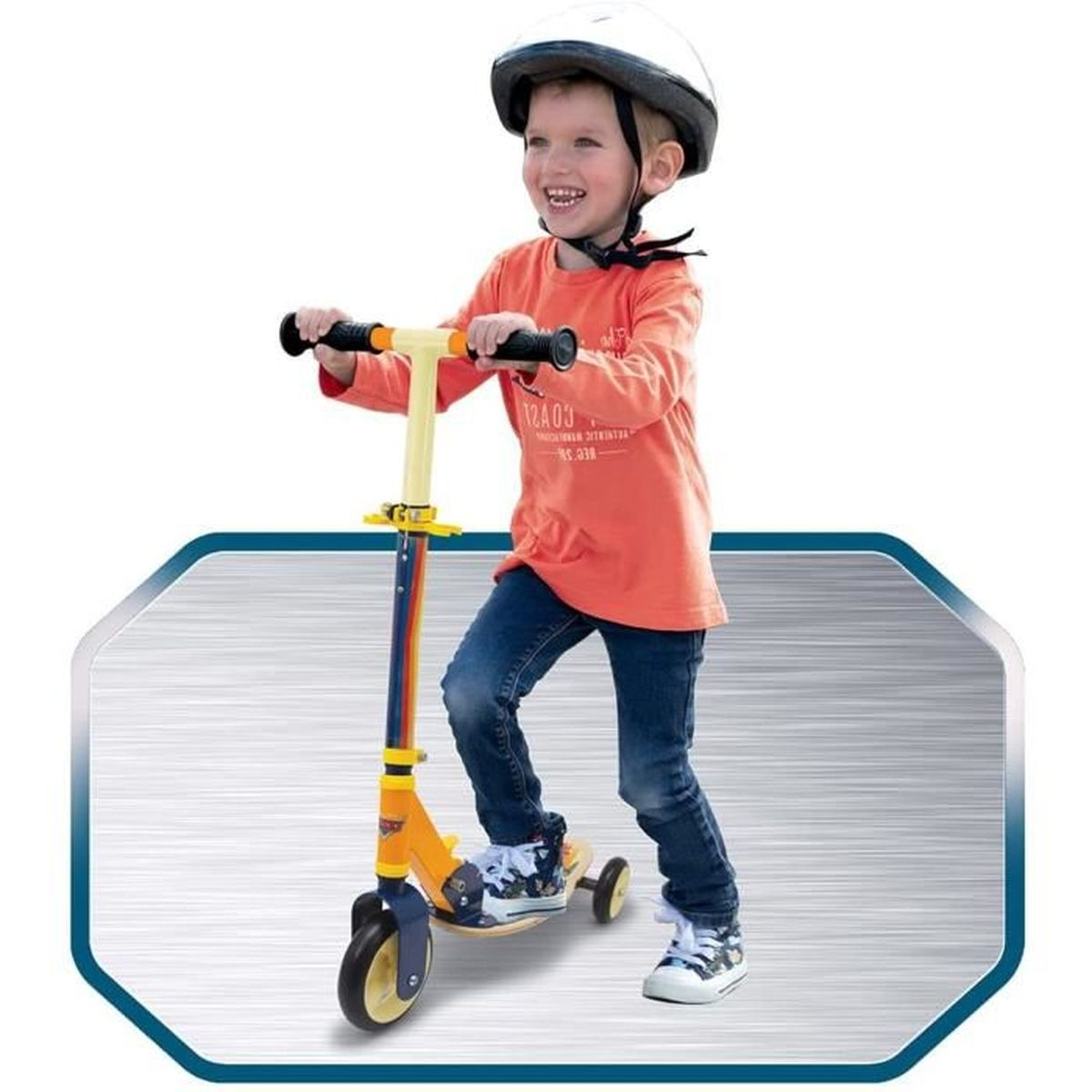 Ein Kind mit Helm fährt einen bunten Roller. Das Kind trägt ein orangefarbenes Hemd und Jeans. Der Roller ist gelb und blau.