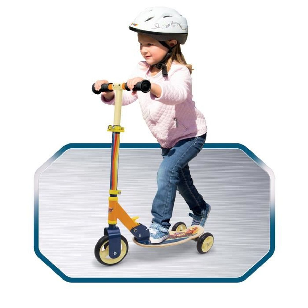 Ein Mädchen mit Helm fährt einen Roller. Der Roller ist orange und blau. Sie trägt eine rosa Jacke und Jeans.