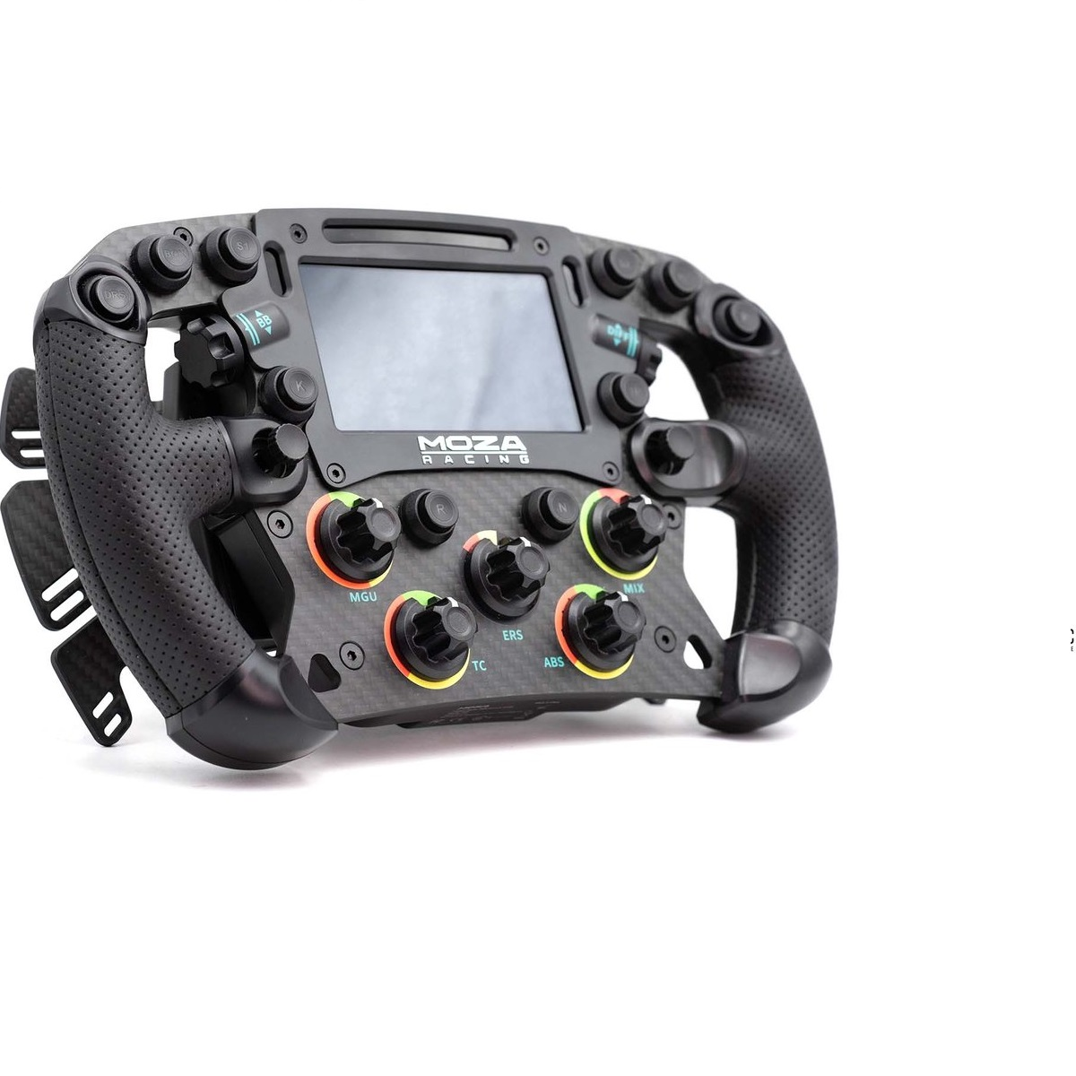 Un volant de course MOZA noir avec plusieurs boutons, des molettes et un écran. Il a une texture en fibre de carbone et est sur fond blanc.