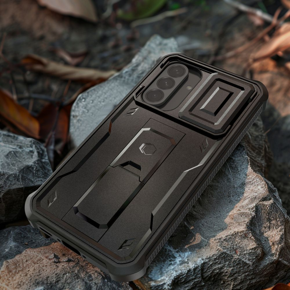Schwarze Handyhülle mit Kameradetail auf einem Felsen. Blätter im Hintergrund.