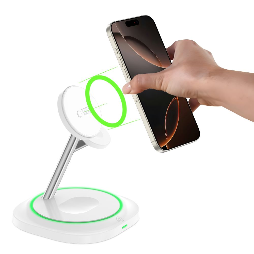 Eine Hand hält ein Smartphone in der Nähe eines kabellosen Ladegeräts. Das Ladegerät hat eine weiße Basis und einen silbernen Ständer mit grünem Licht.