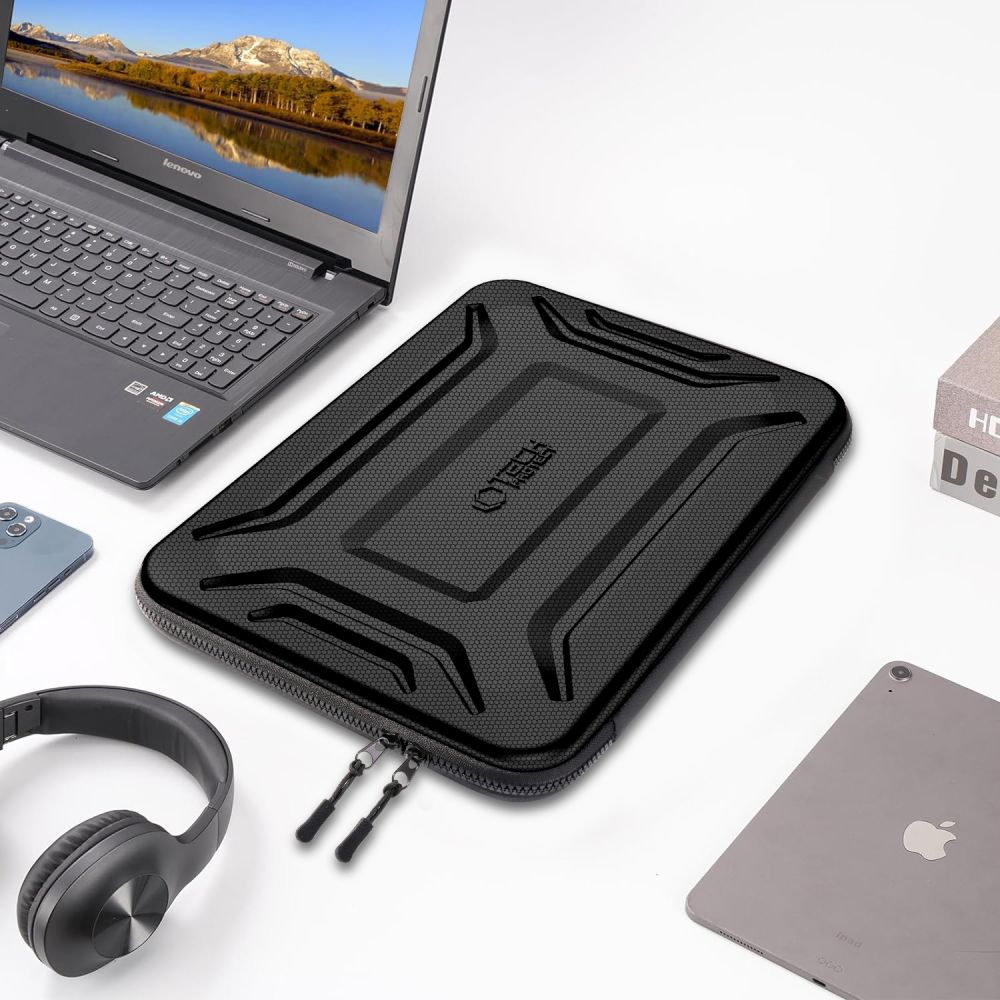 Een laptop, zwarte hoes, koptelefoon, telefoon en tablet op een wit oppervlak. Landschapsbeeld op het laptopscherm.