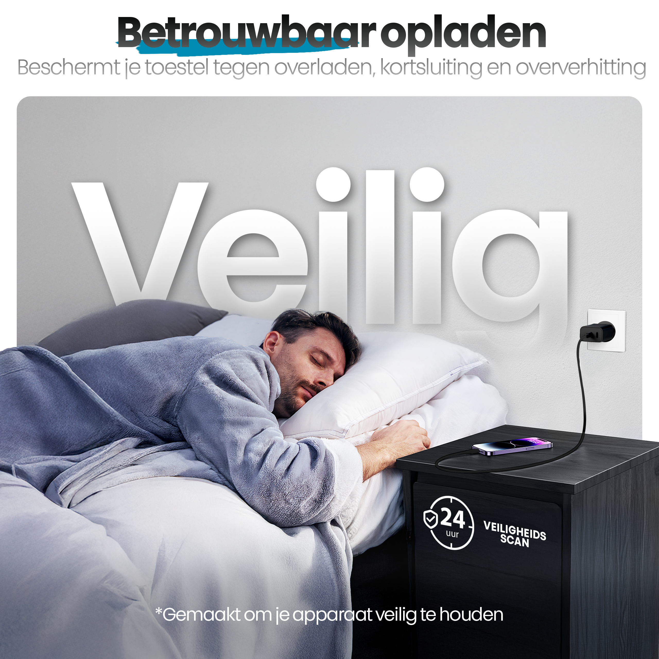 Een man slaapt in bed. Een telefoon laadt op een nachtkastje. De tekst luidt 'veilig opladen'.