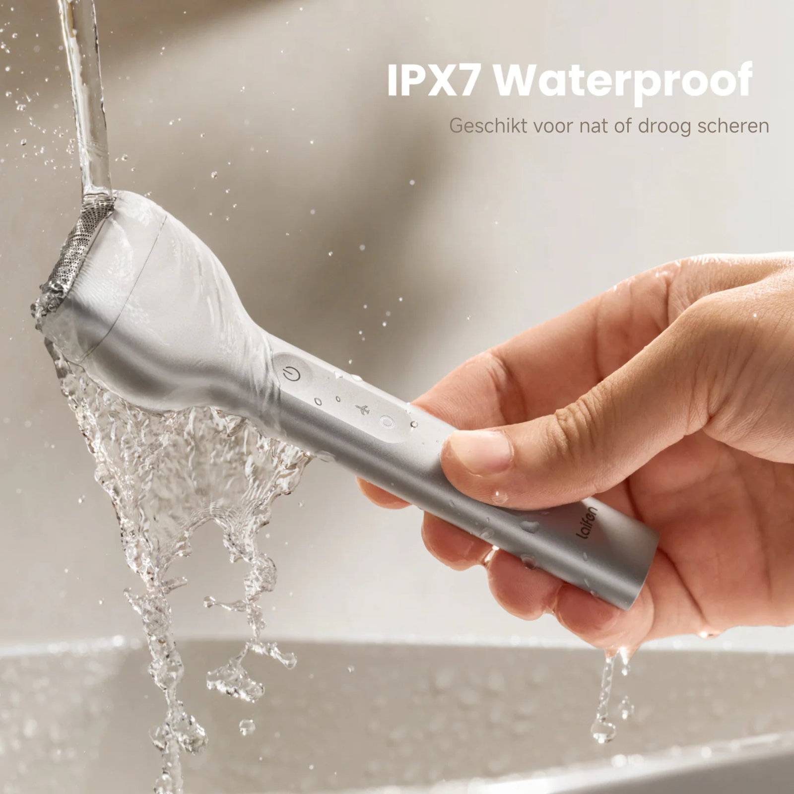 Una mano tiene un rasoio d'argento sotto l'acqua corrente. Il rasoio è etichettato 'laifon' e 'IPX7 Waterproof'.