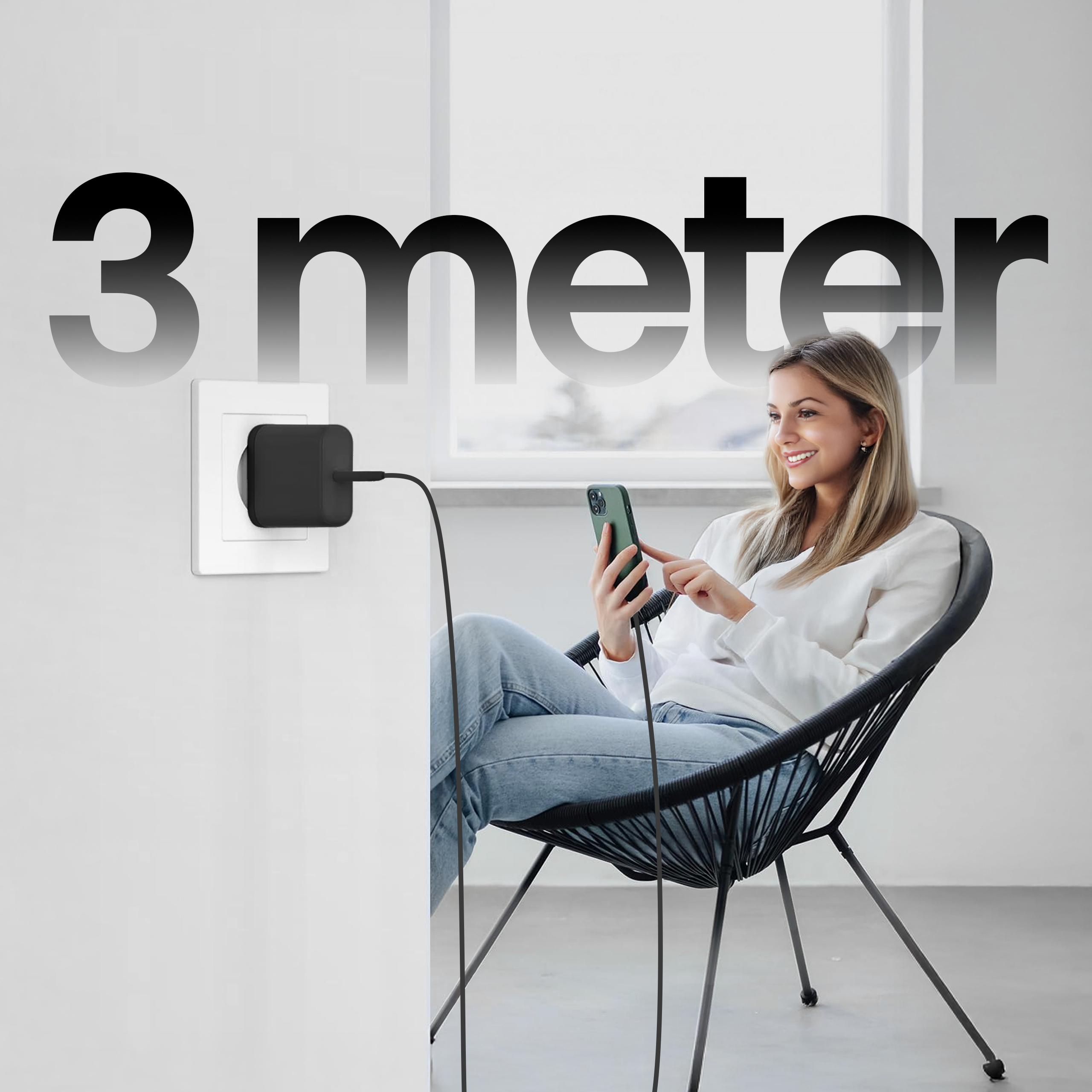 Vrouw gebruikt telefoon, oplaadend vanaf de muur. Zwarte tekst '3 meter' erboven. Zit in zwarte stoel.
