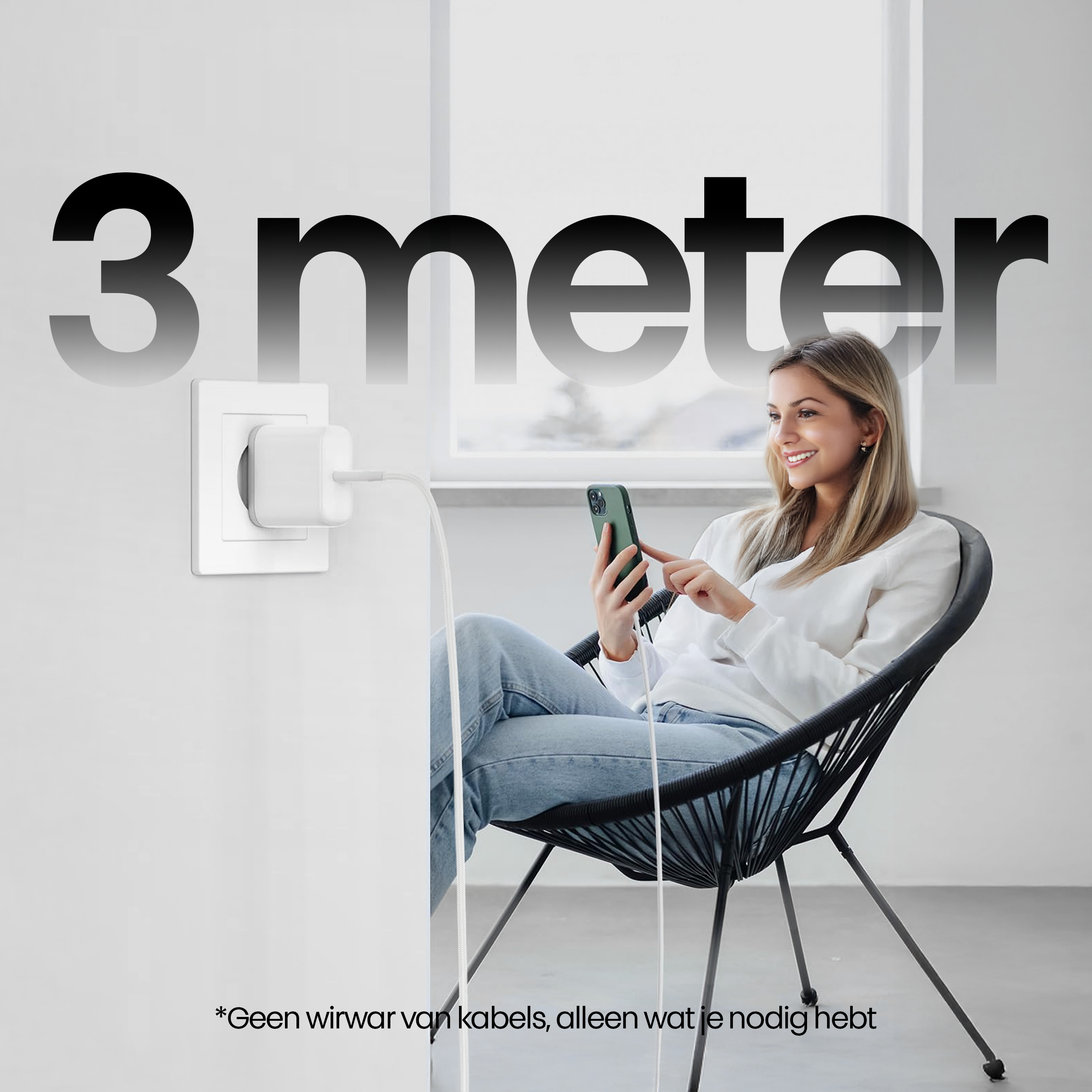 Vrouw in stoel gebruikt telefoon, oplaad met witte kabel. Tekst: 3 meter. Tekst onderaan in het Nederlands.