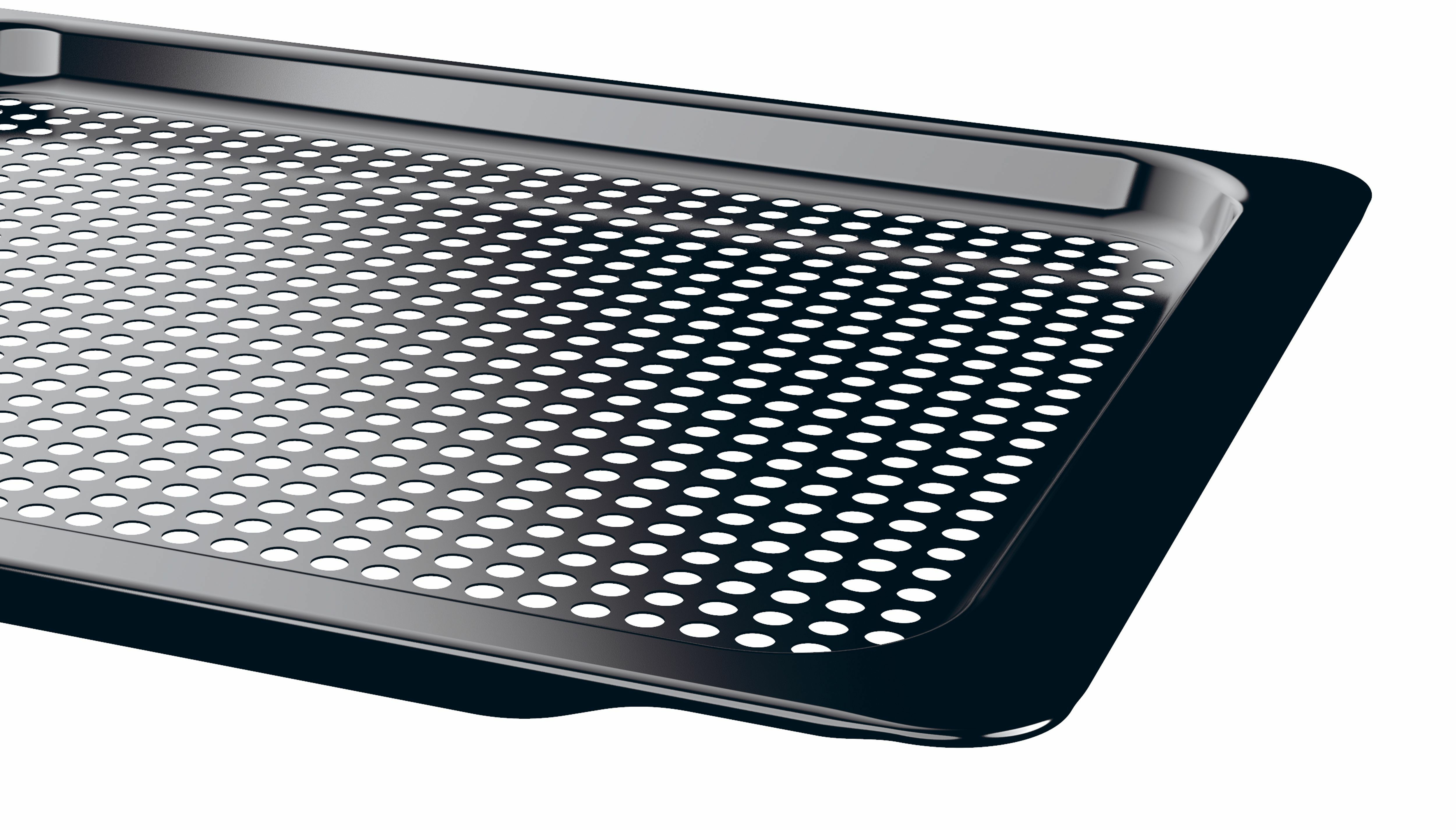 Nahaufnahme eines Metalltabletts mit perforierter Oberfläche. Das Tablett ist dunkelgrau und liegt auf weißem Hintergrund.