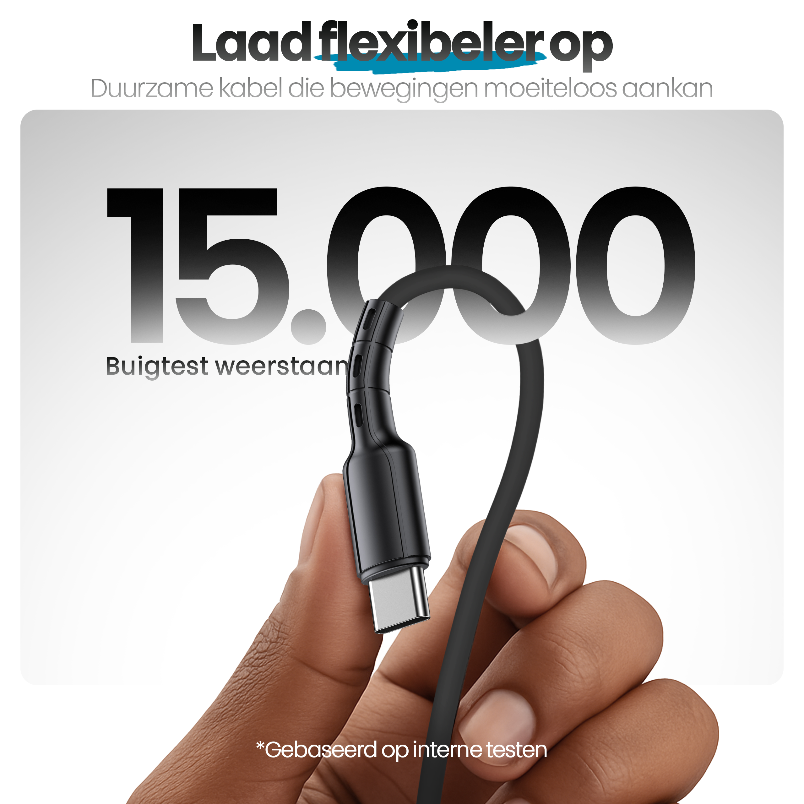 Een hand die een zwarte USB-C-kabel vasthoudt. De tekst zegt dat hij 15.000 buigingen kan weerstaan. De achtergrond is wit.