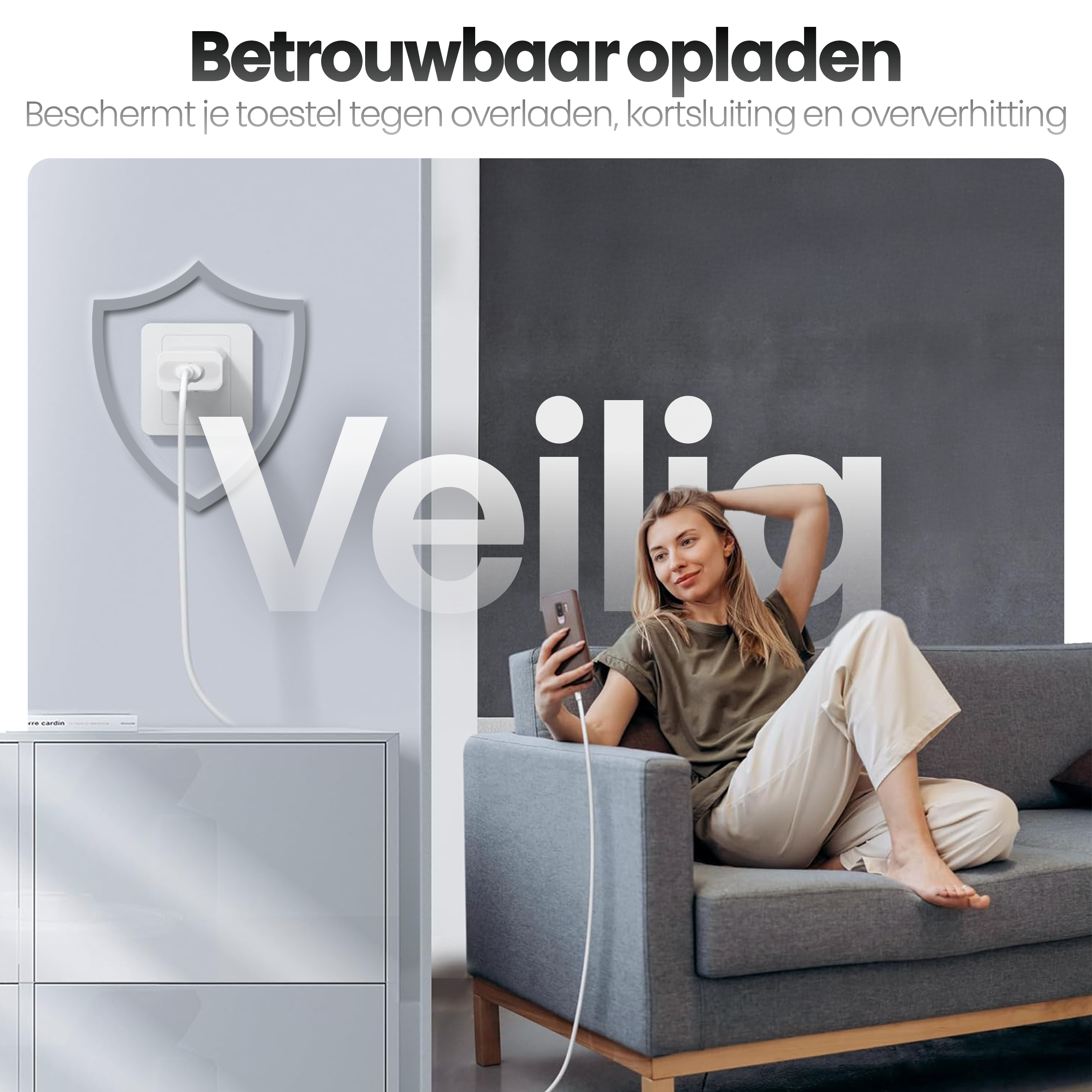 Vrouw op een bank met een telefoon die wordt opgeladen. Tekst: Betrouwbaar Opladen, Veilig.