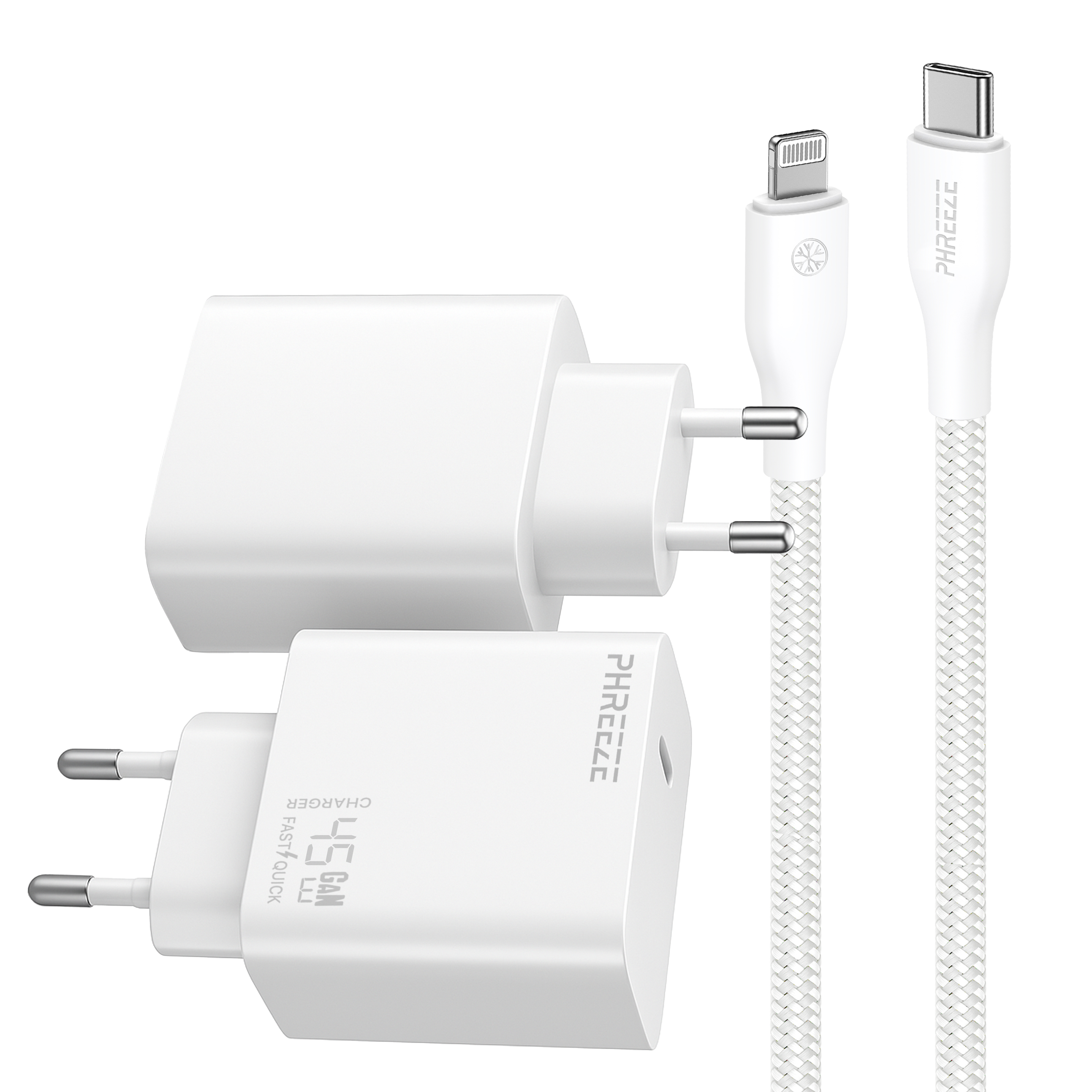 Witte opladers en kabels met verschillende connectoren op een witte achtergrond. Snelle oplader is zichtbaar.