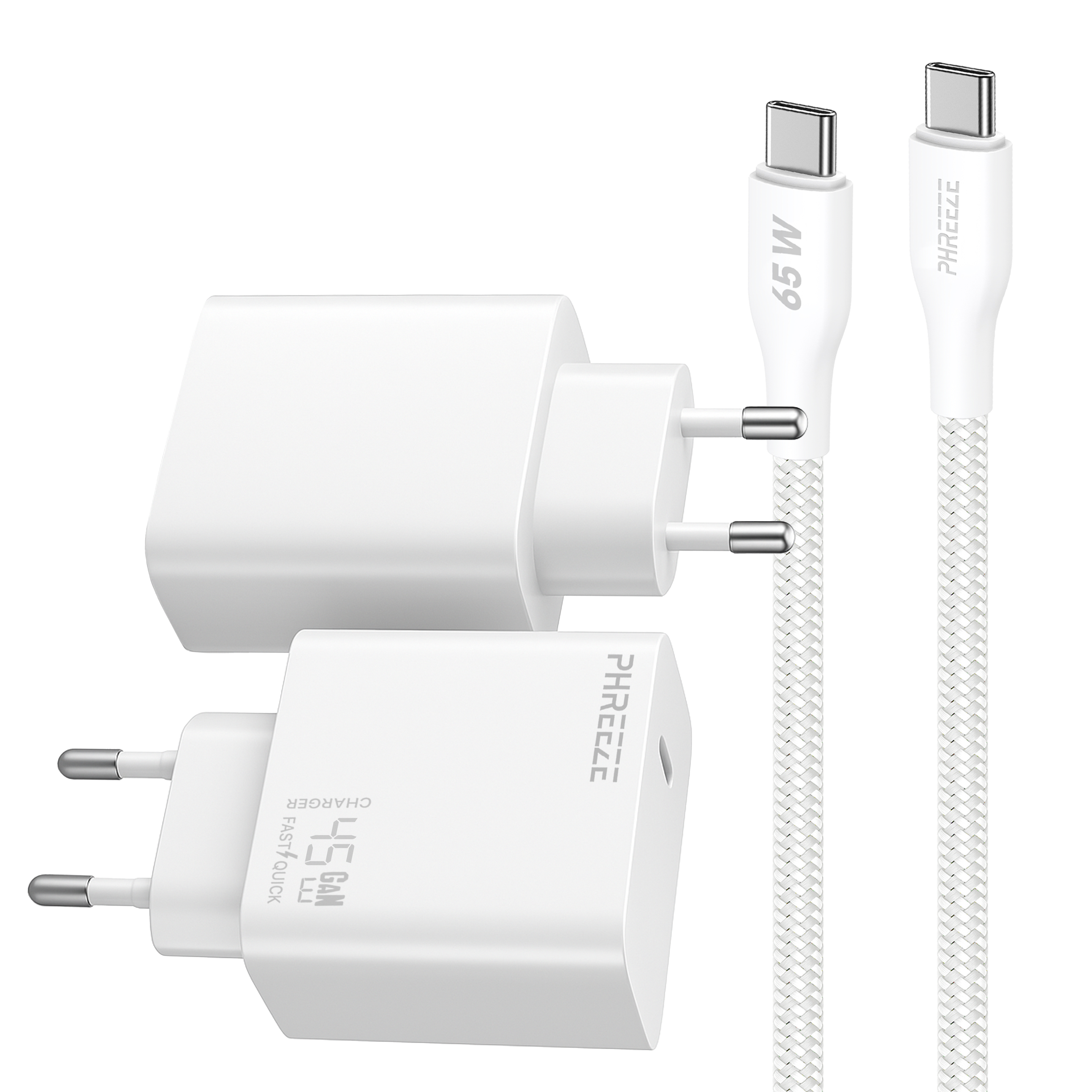 Witte oplader en twee witte USB-C-kabels. De oplader heeft twee pinnen en snellaadspecificaties.