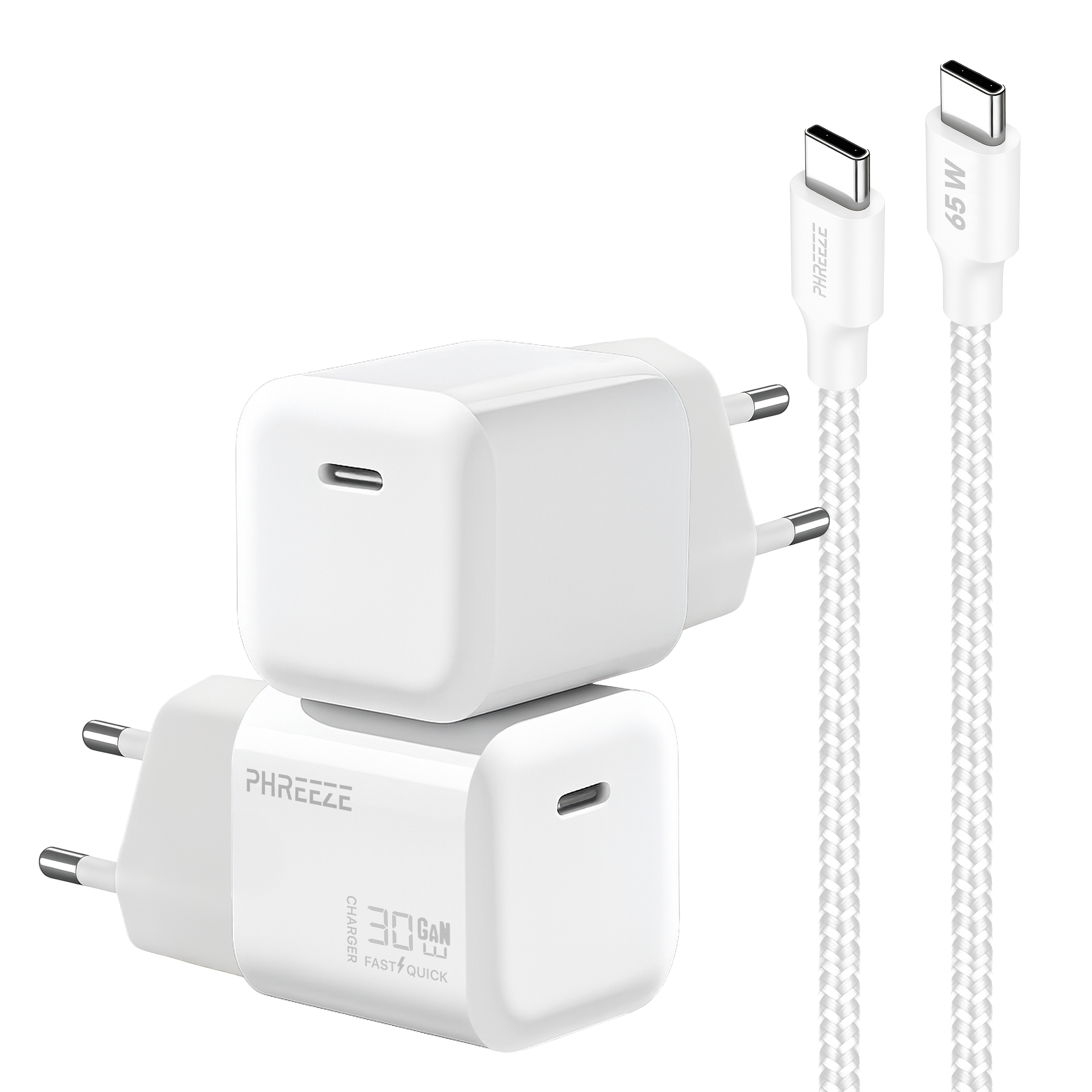 Witte voedingsadapters en kabels. Eén adapter ligt bovenop de andere. Kabels hebben USB-C-connectoren.