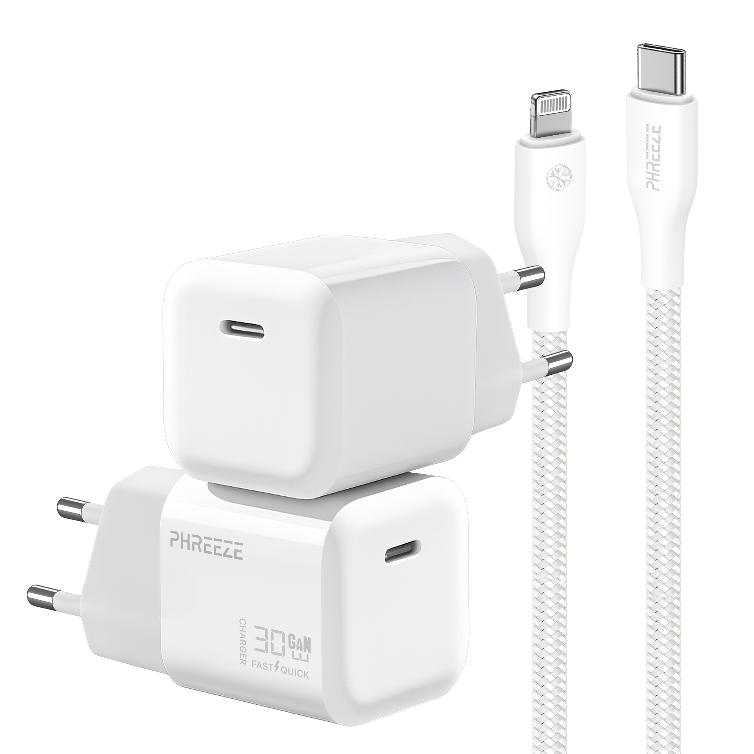 Witte opladers en kabels. Twee op elkaar gestapelde opladers en twee witte gevlochten kabels met Lightning- en USB-C-connectoren.
