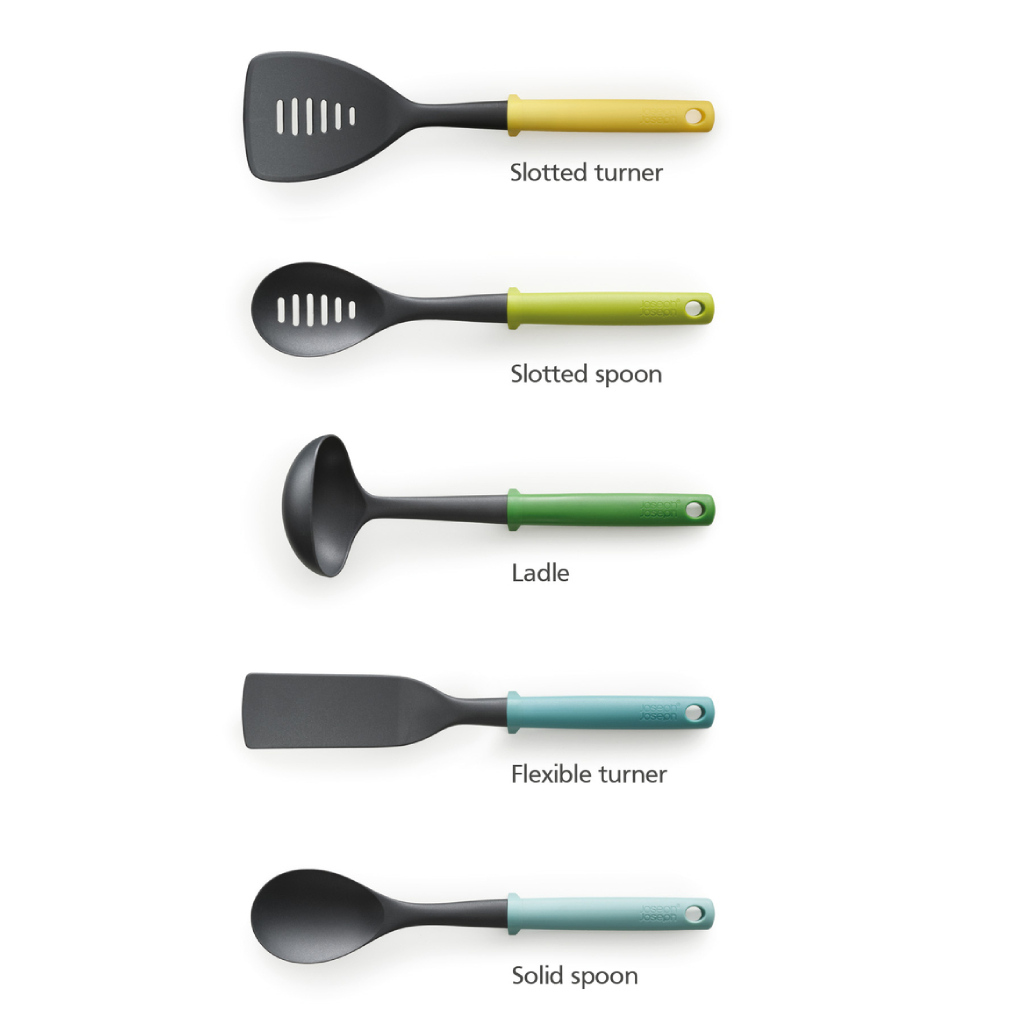 Cinco utensilios de cocina: espátula ranurada, cuchara ranurada, cucharón, espátula flexible y cuchara sólida. Cada uno tiene un mango de color.