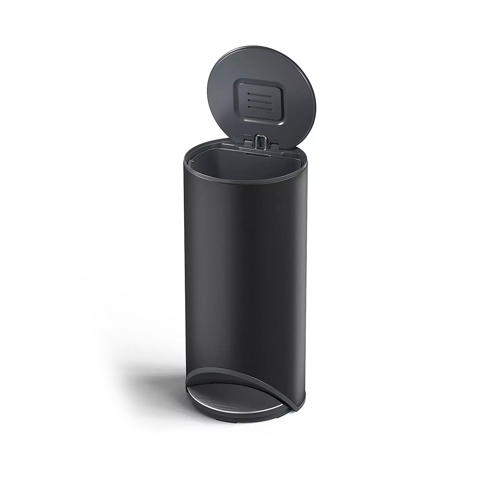 Un bote de basura cilíndrico negro con pedal. La tapa está abierta. El fondo es blanco.