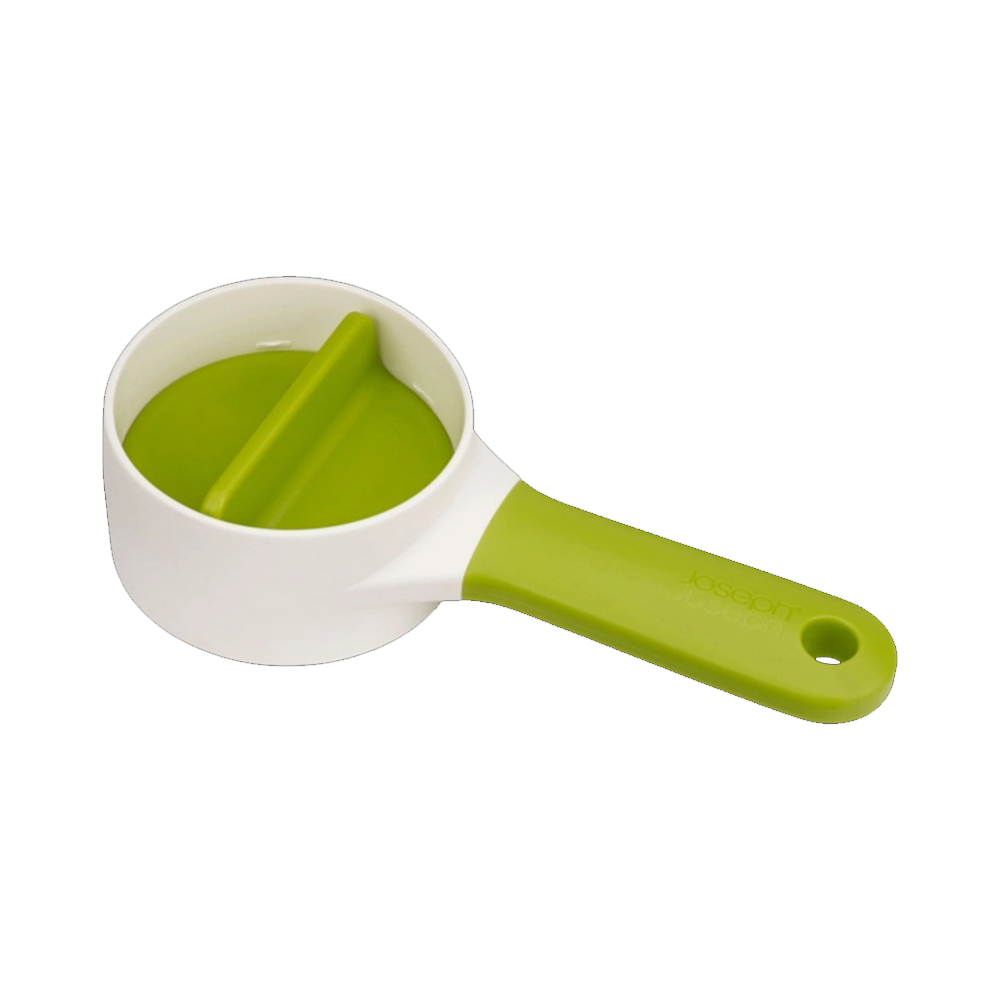 Un utensile da cucina bianco e verde con un mestolo e un manico. Il mestolo è bianco con interno verde. Il manico è verde.