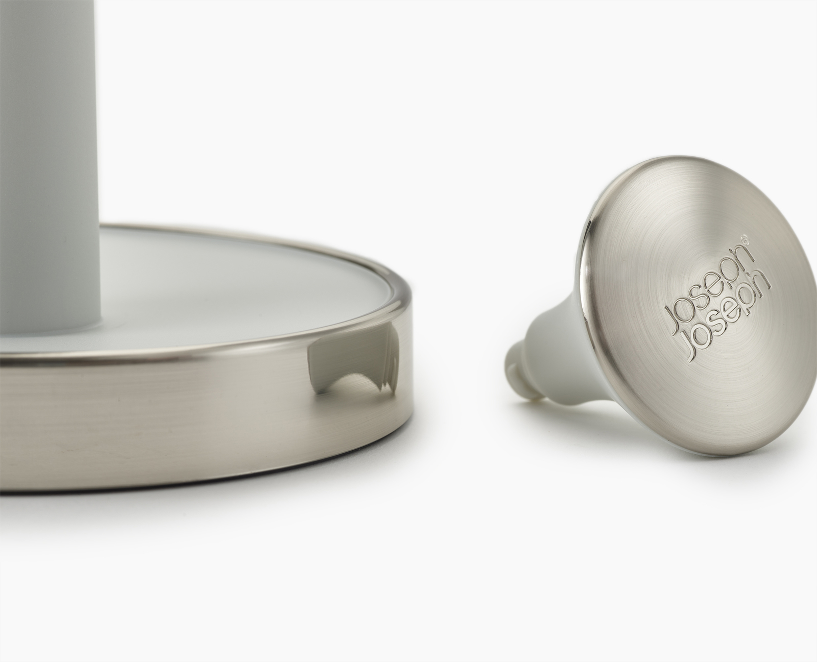 Primo piano di un accessorio da cucina Joseph Joseph. Presenta una base argentata, dettagli bianchi e il logo del marchio.