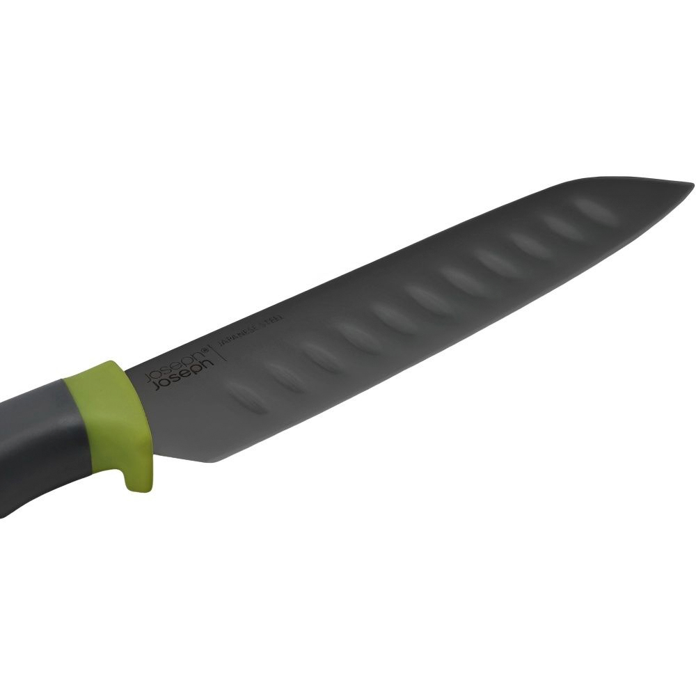 Primer plano de un cuchillo de cocina con una hoja gris oscura y un mango con elementos grises y verdes, la marca es visible.
