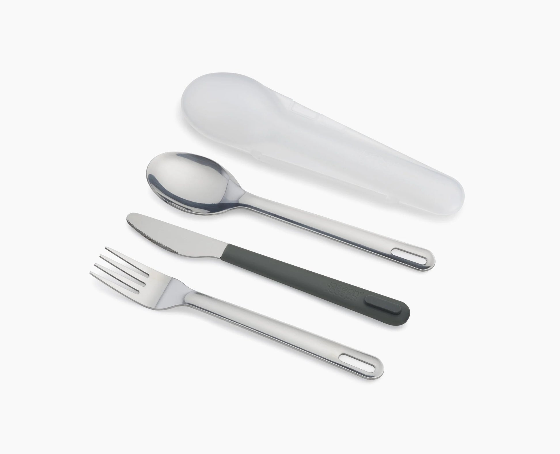 Un juego de cubiertos, que incluye cuchara, cuchillo y tenedor, con mango gris, en una funda blanca. Aislado en blanco.