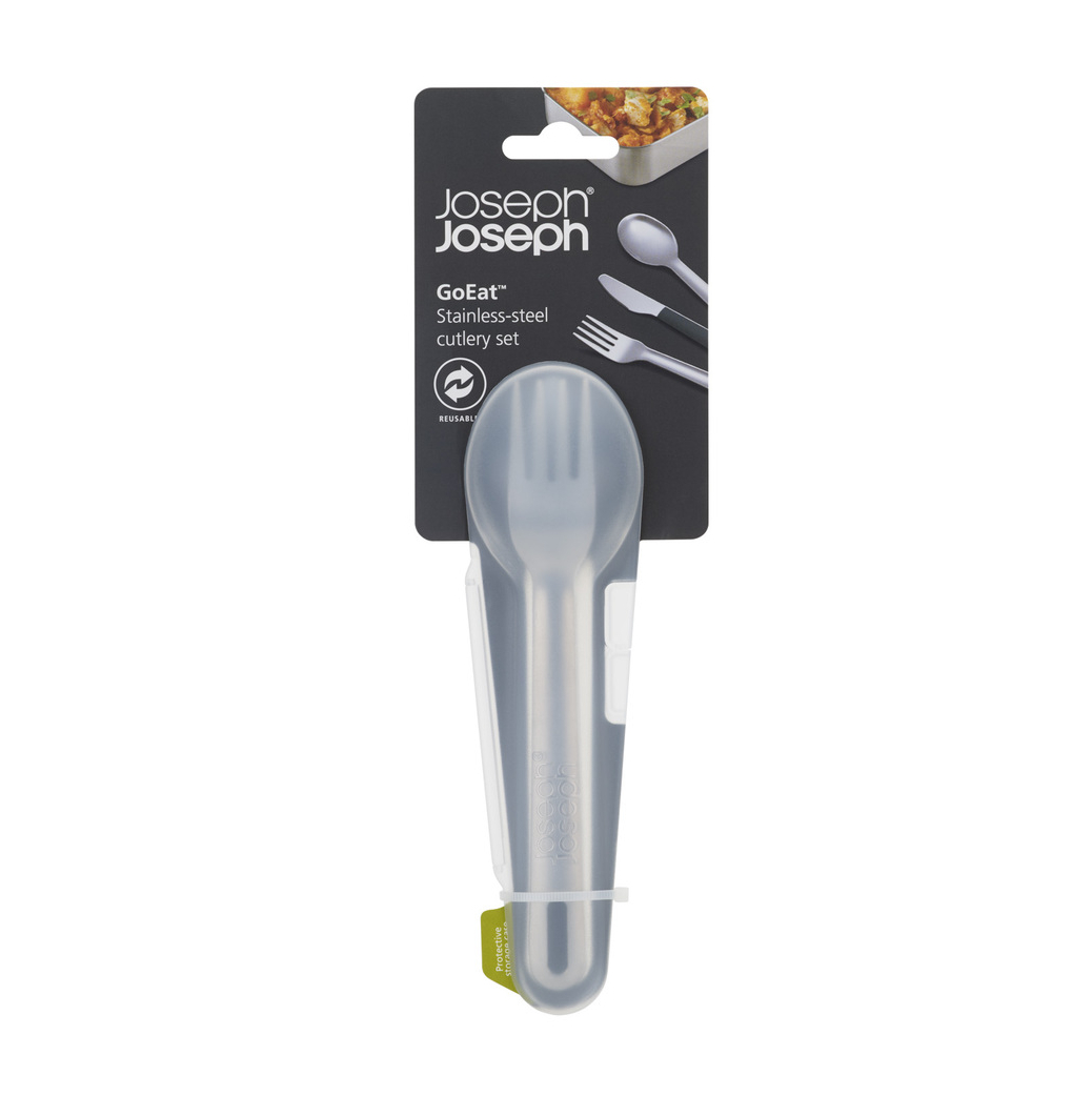 Un juego de cubiertos de acero inoxidable Joseph Joseph GoEat. Incluye tenedor y cuchara en funda protectora transparente, con marca.