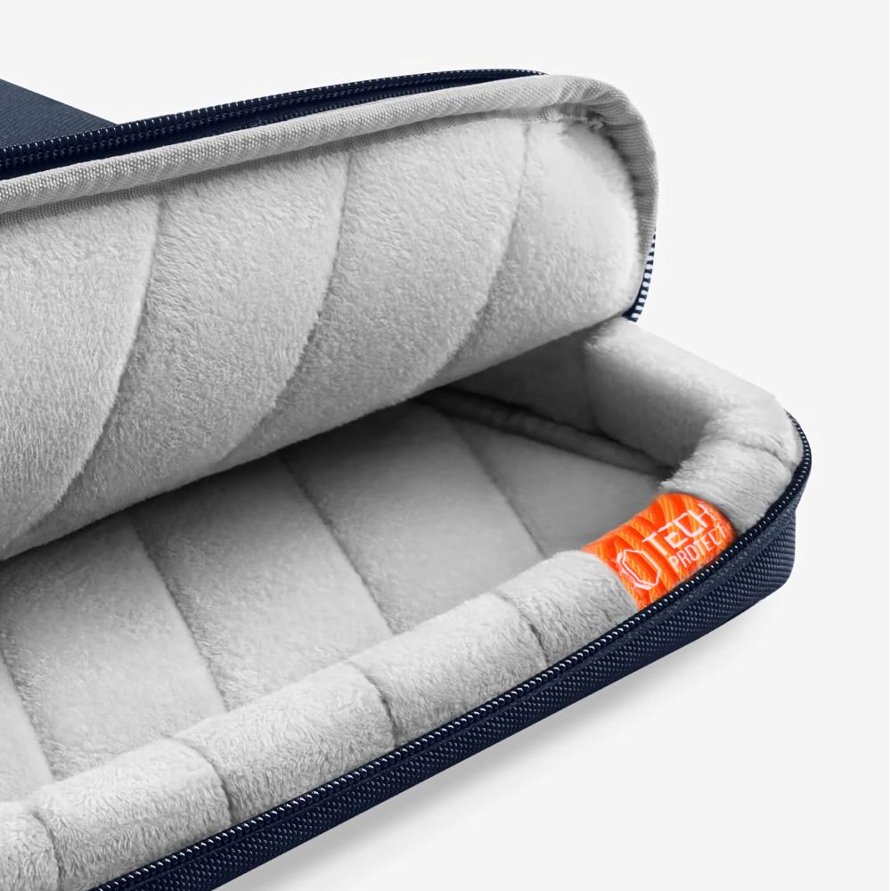 Étui pour ordinateur portable ouvert. L'intérieur est gris, matelassé et en peluche. L'extérieur est bleu marine. Une étiquette orange dit "TECH PROTECT".