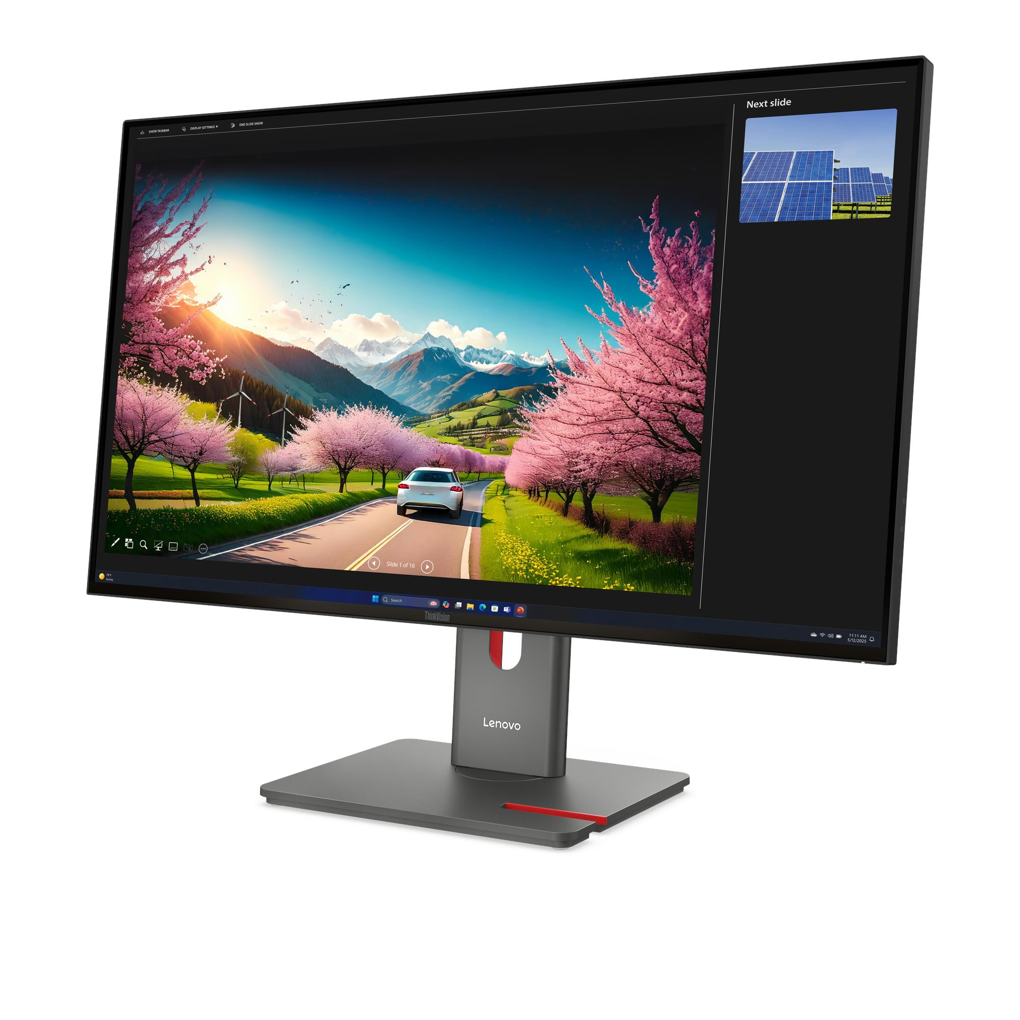 Een Lenovo-monitor toont een schilderachtig uitzicht met een auto op een weg omzoomd door roze bomen. Een afbeelding van zonnepanelen staat aan de zijkant.