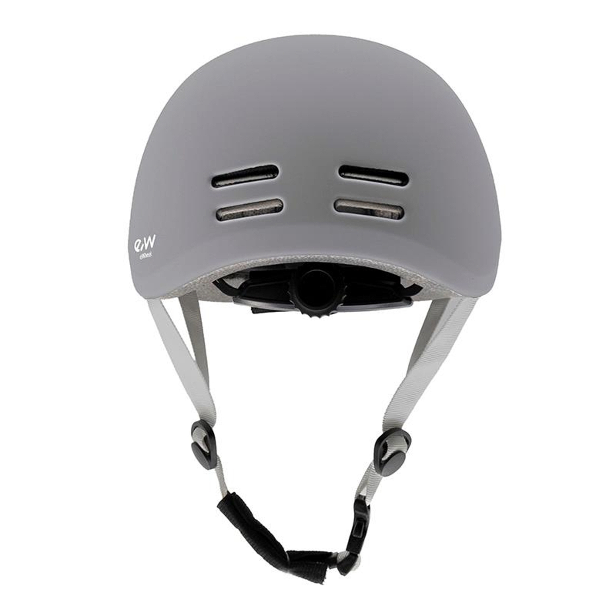 Un casco de bicicleta gris con orificios de ventilación y correas ajustables. El casco tiene un logotipo en el lateral y está sobre un fondo blanco.