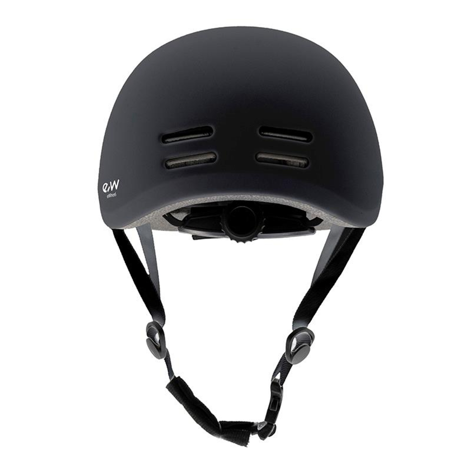 Un casco negro, visto de frente. Tiene ventilaciones, correas y un logo. Está sobre un fondo blanco.