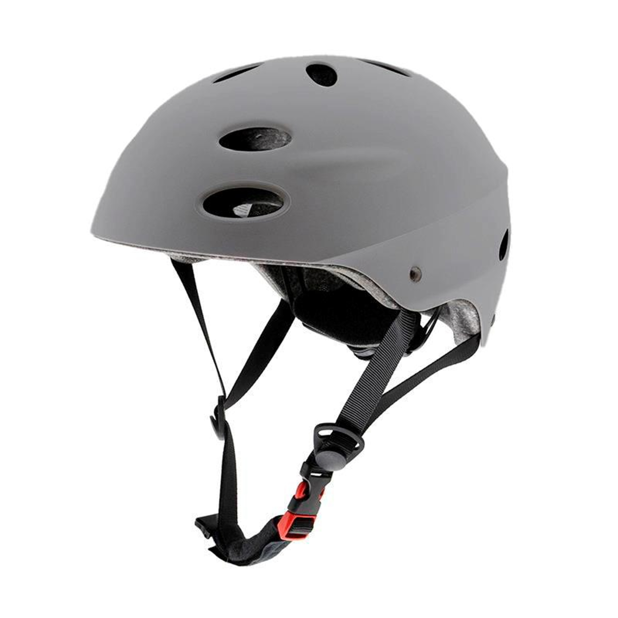Un casco de bicicleta gris con correas negras y una hebilla roja, sobre un fondo blanco.