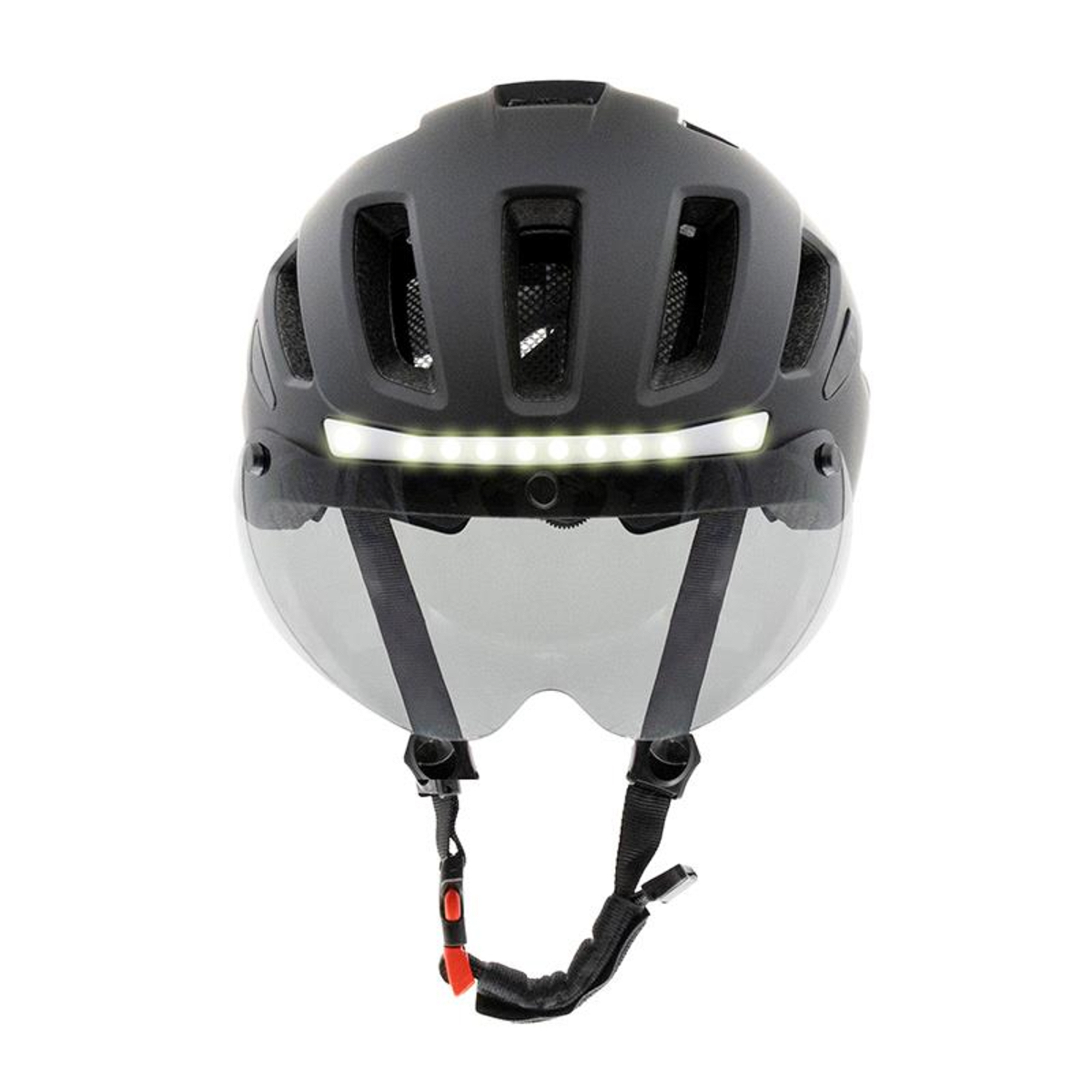 Un casco de bicicleta negro con visera y una fila de luces blancas en la parte delantera. Tiene correas para la barbilla.