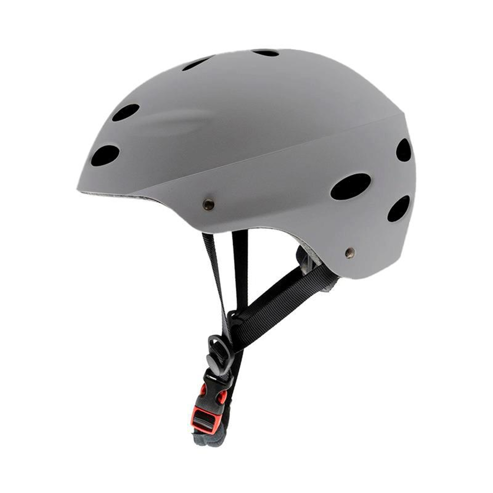 Un casco gris con ventilaciones, una correa de barbilla negra y una hebilla roja y negra, aislado sobre un fondo blanco.