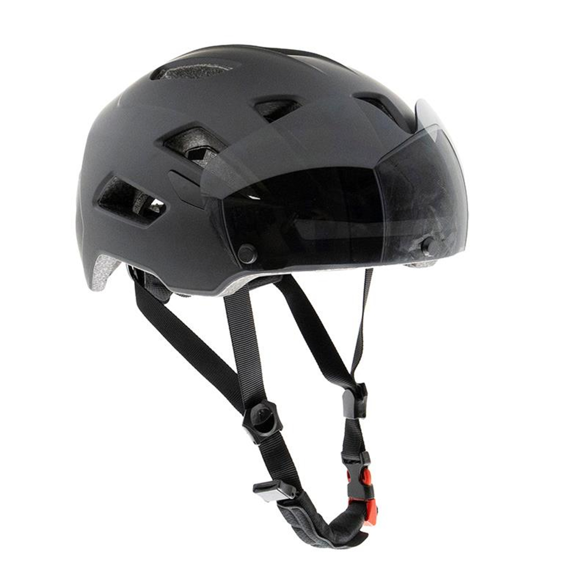 Un casco de bicicleta negro con visera y correas ajustables. El fondo es blanco.