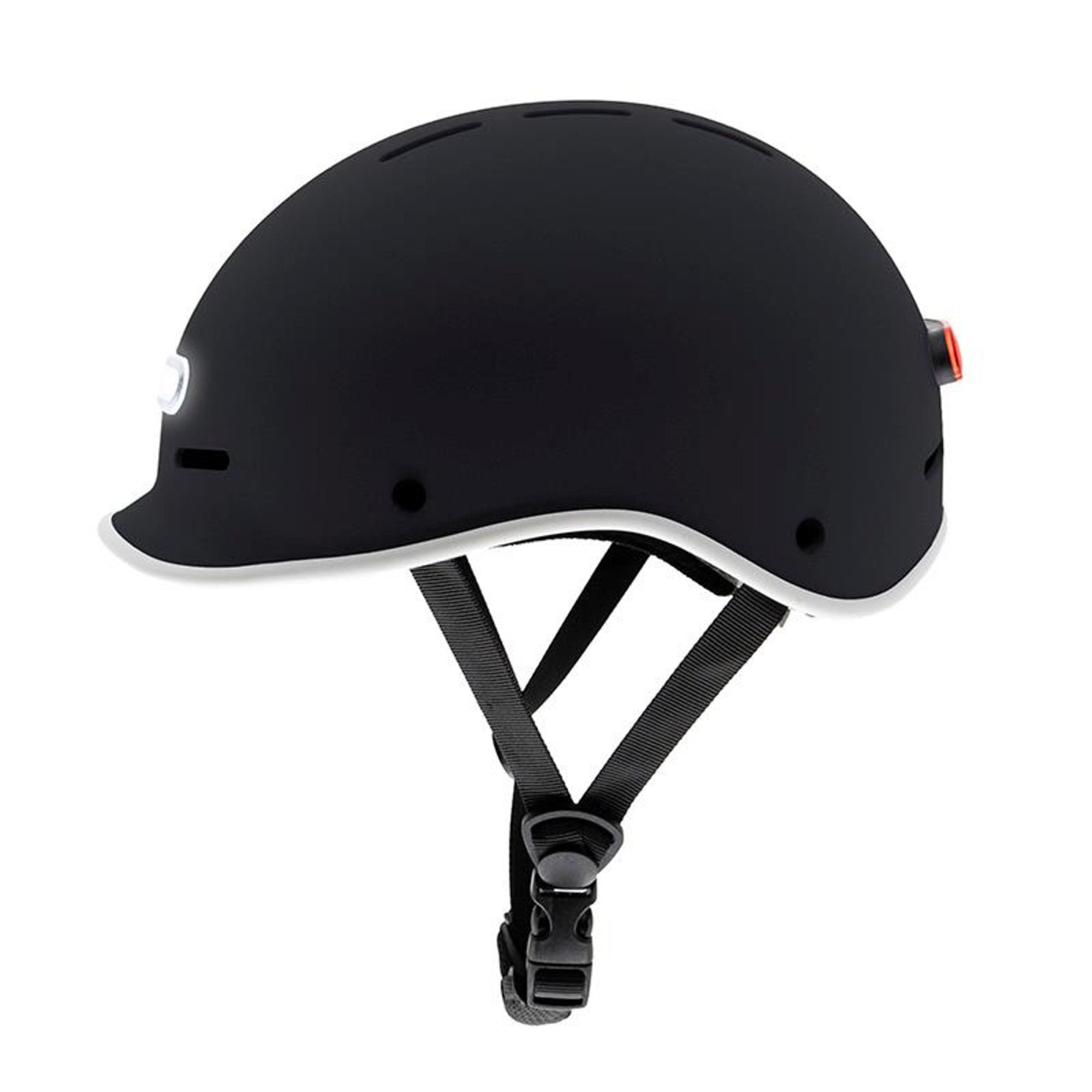 Un casco de bicicleta negro con borde blanco. Tiene una luz delantera y trasera, y una correa para la barbilla con hebilla.