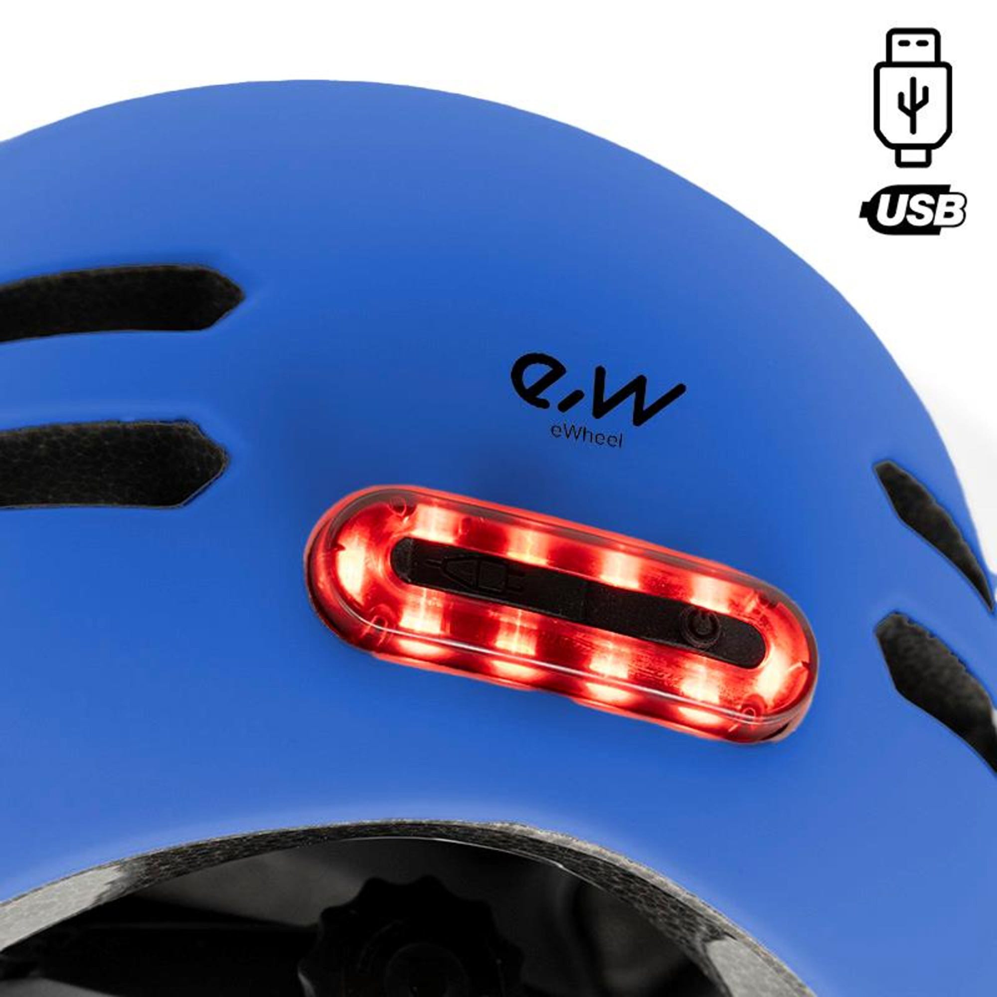 Casco e-Wheel azul con luz roja, logotipo USB y logotipo e.W. El fondo es blanco y azul.