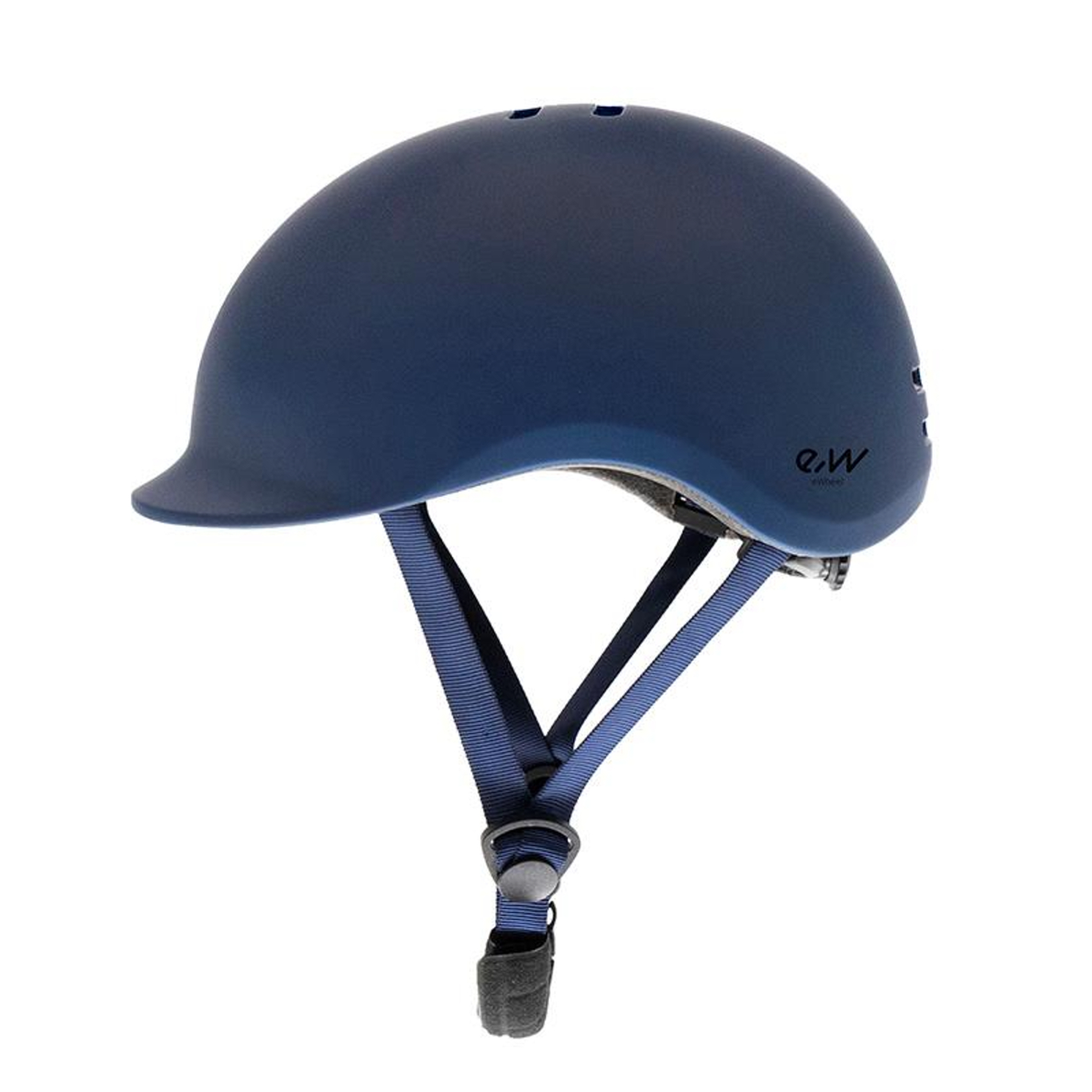 Un casco de equitación azul marino, con correas y una hebilla en la barbilla. El casco tiene visera y ventilación.