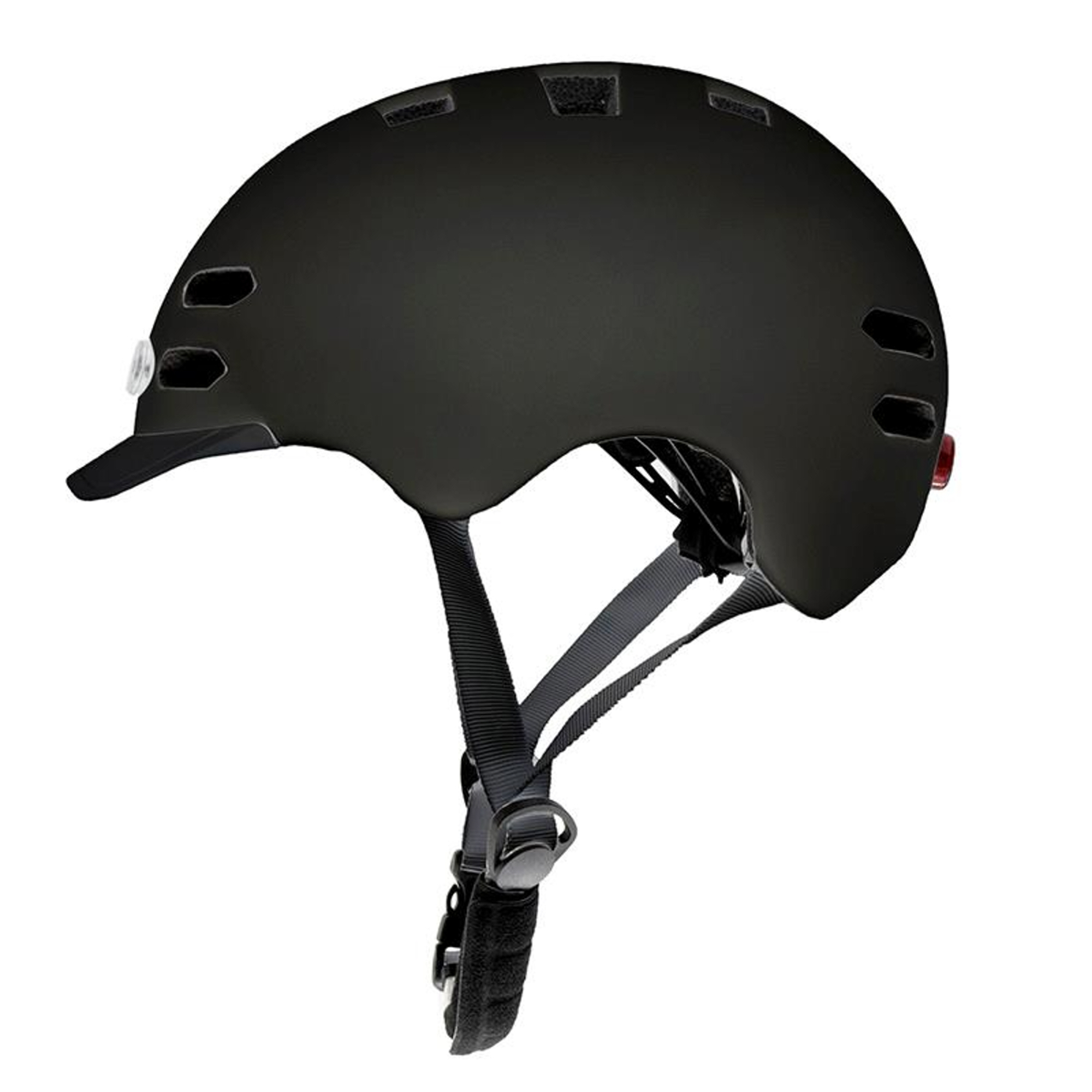 Un casco de bicicleta negro con visera, ventilaciones y correas. El casco está sobre fondo blanco.
