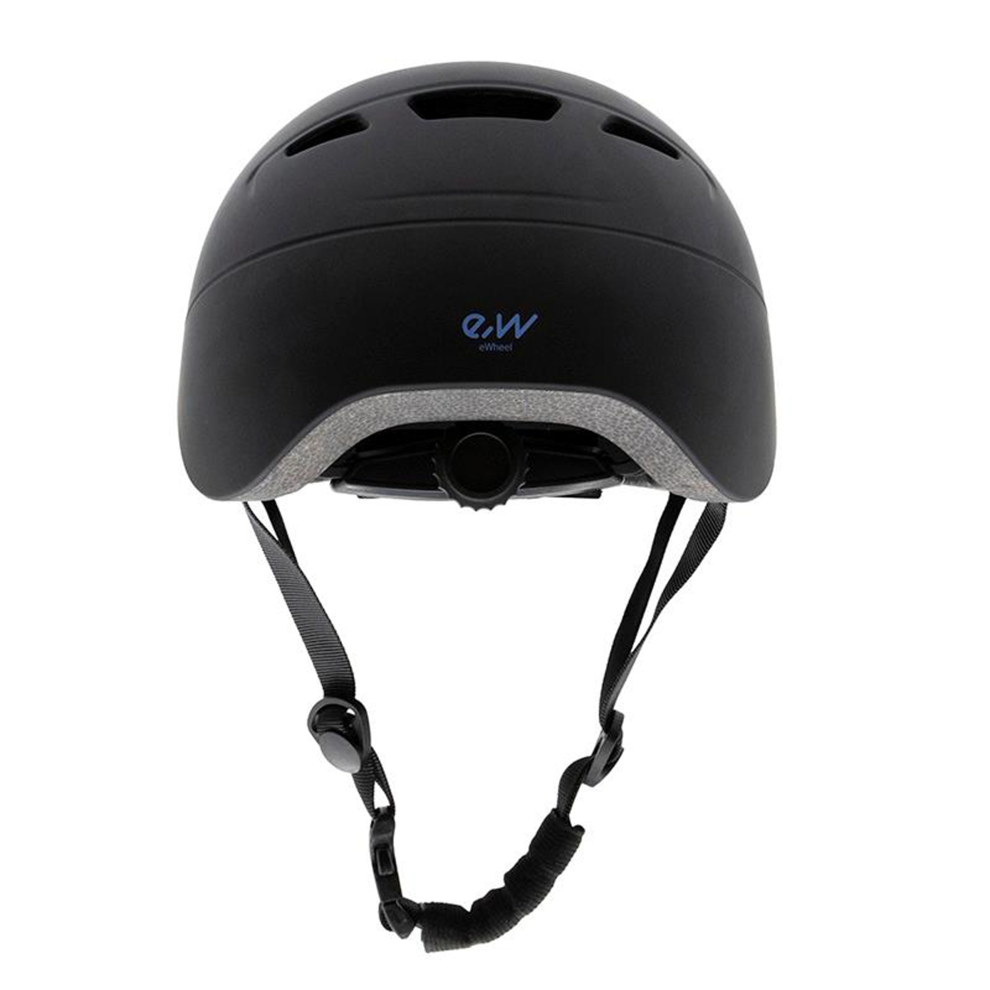 Casco negro con correas. Tiene ventilaciones, un logo y un acolchado gris en la base. Las correas son negras.