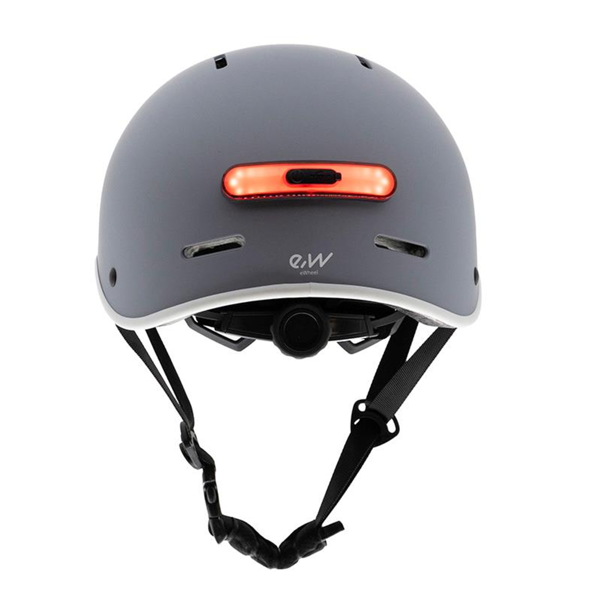 Un casco de bicicleta gris con una luz roja. El casco tiene correas negras y un ribete blanco.