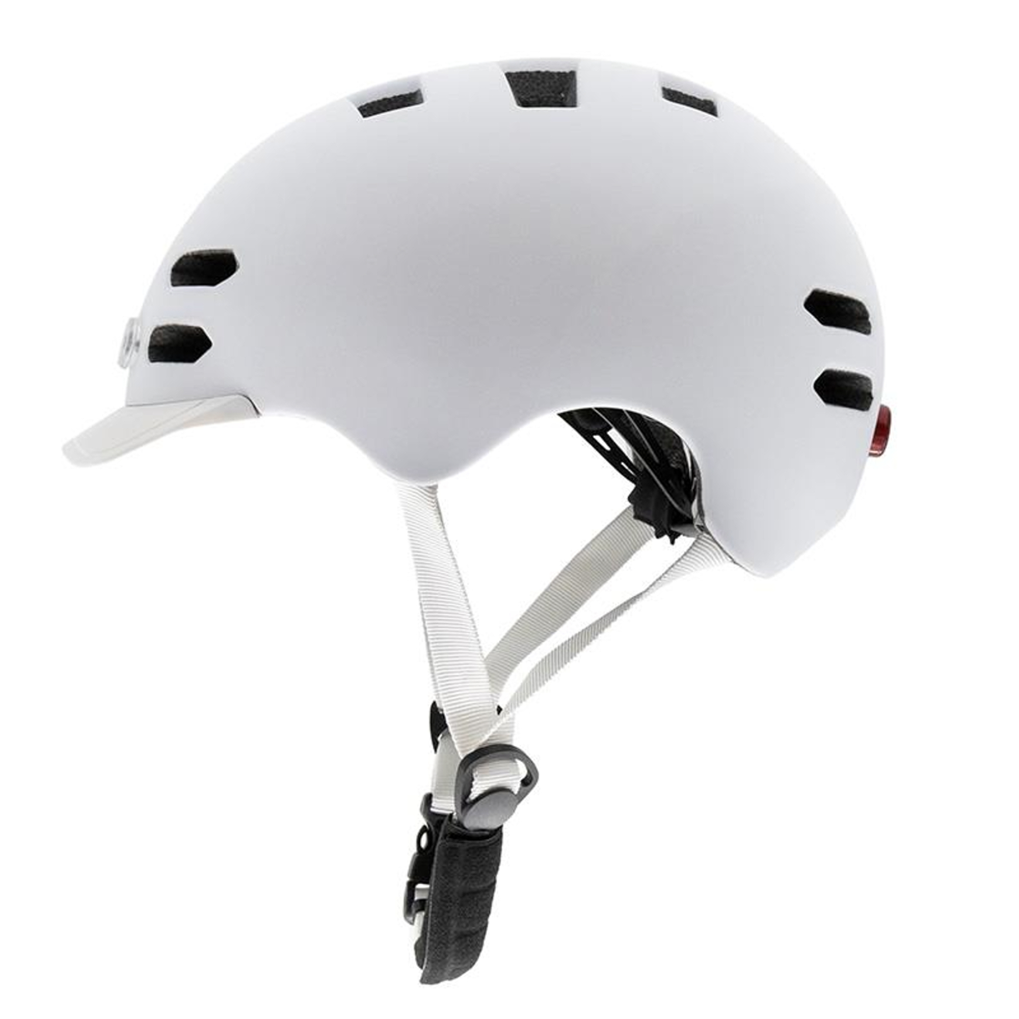Un casco de bicicleta blanco con ventilaciones y visera, con correas blancas y una luz roja.