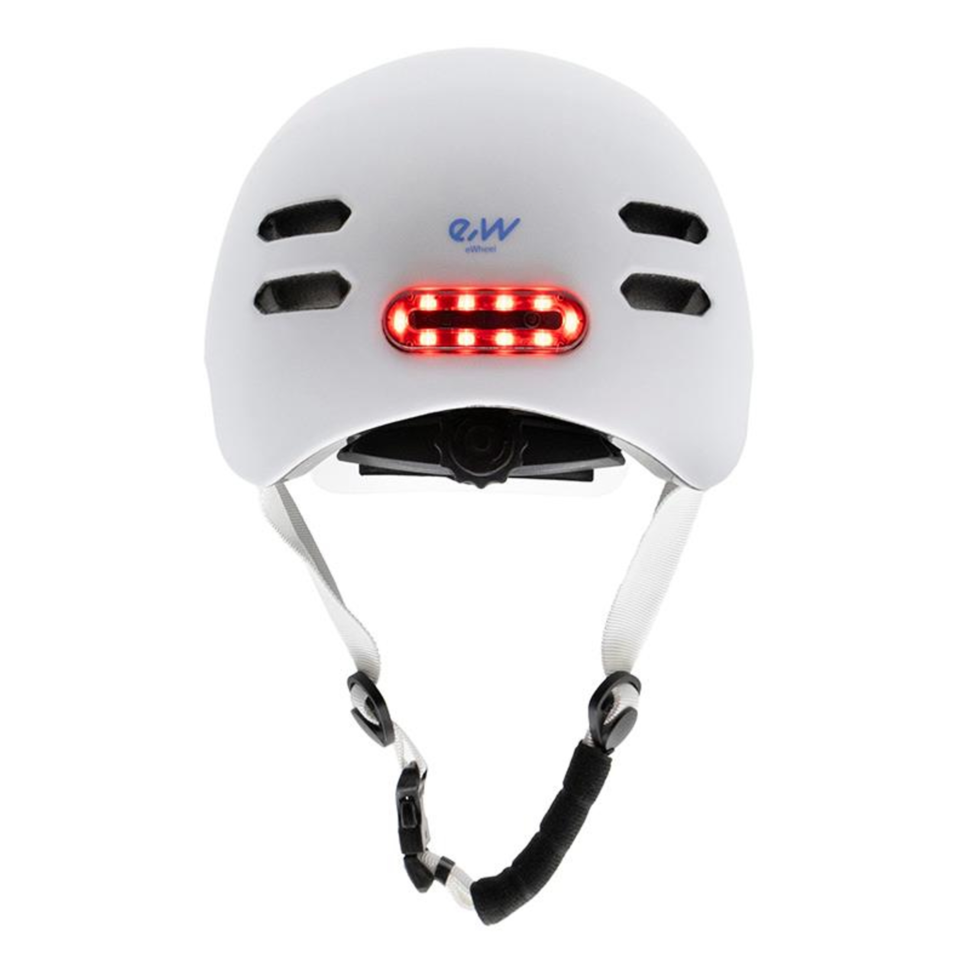 Un casco blanco con luces rojas y correas negras. Se ve el logo e.W. Las correas están abrochadas.